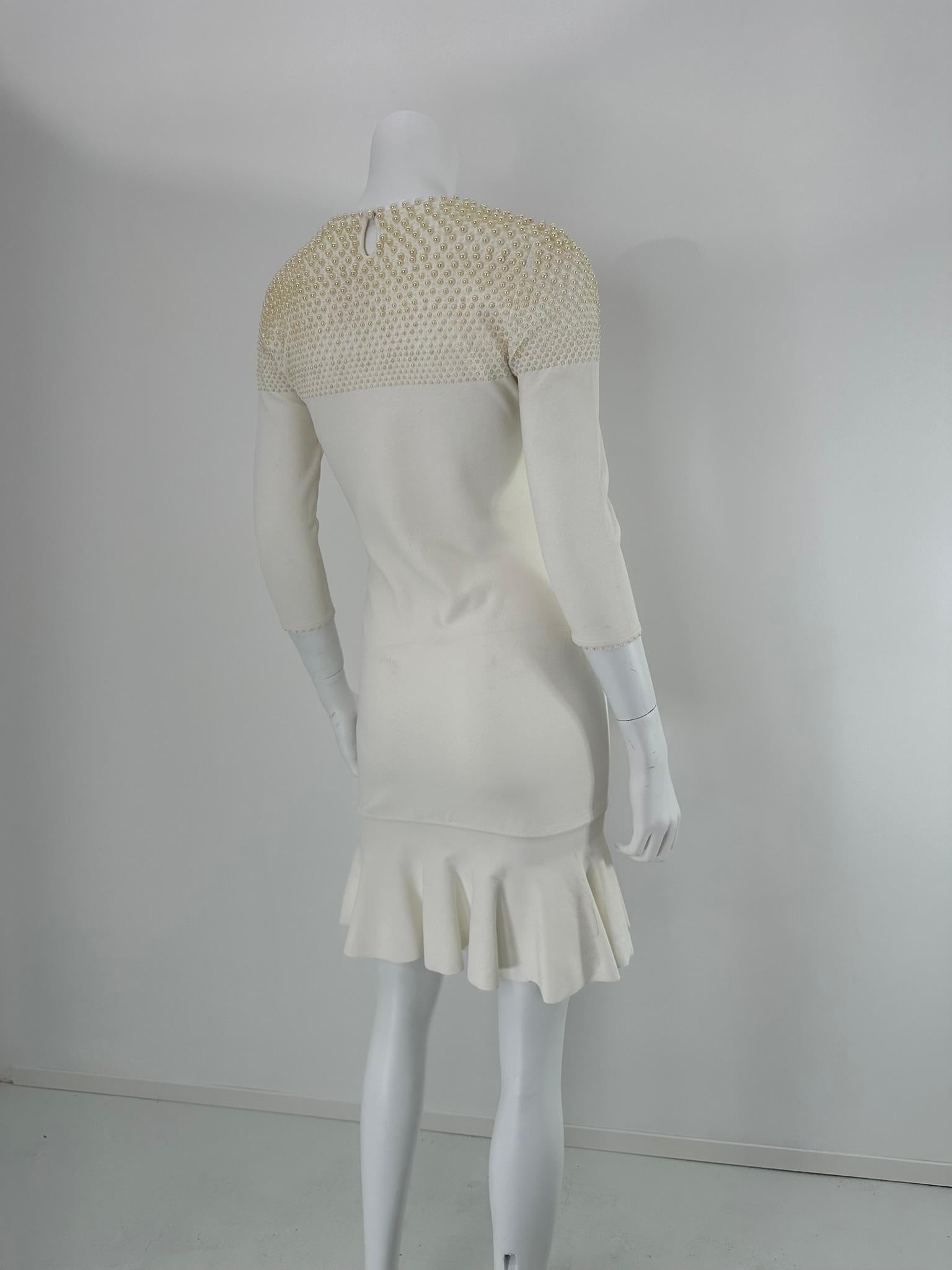 Alexander McQueen White - Robe moulante en tricot extensible à corsage perlé et ourlet évasé en vente 2