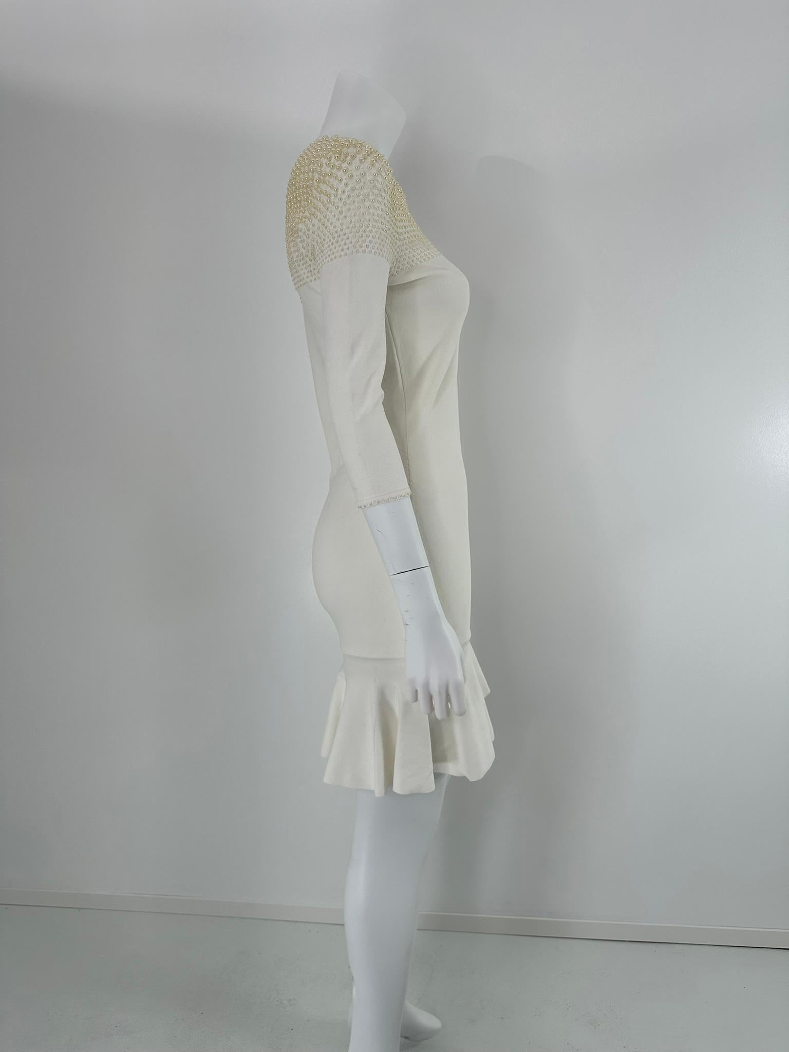 Alexander McQueen White - Robe moulante en tricot extensible à corsage perlé et ourlet évasé en vente 4