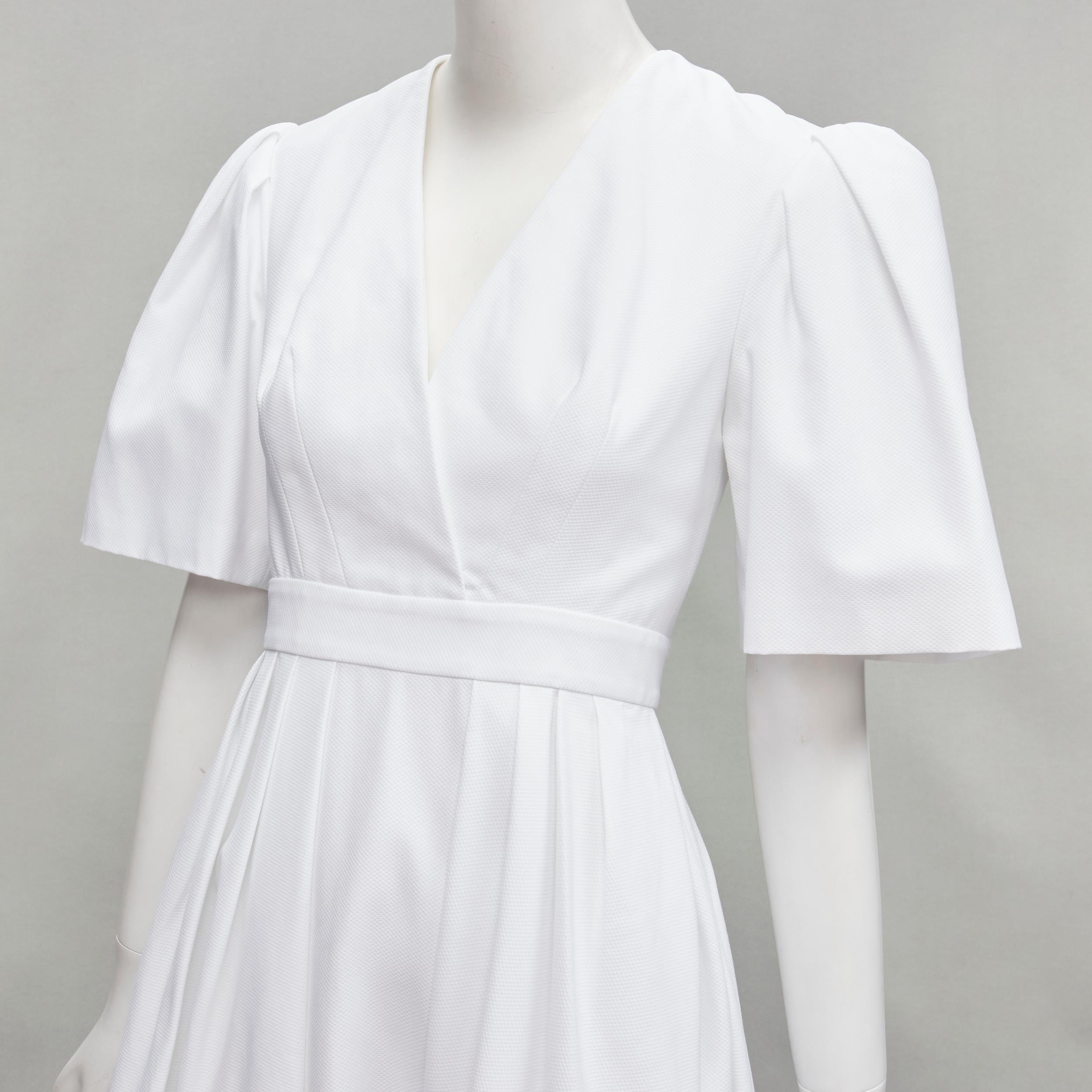 ALEXANDER MCQUEEN Robe midi blanche à manches cloche et col en V, taille IT 38 XS
Référence : AAWC/A00181
Marque : Alexander McQueen
Designer : Sarah Burton
Matériau : Coton
Couleur : blanc
Motif : Solide
Fermeture : Zip
Doublure :  Tissu
Détails
