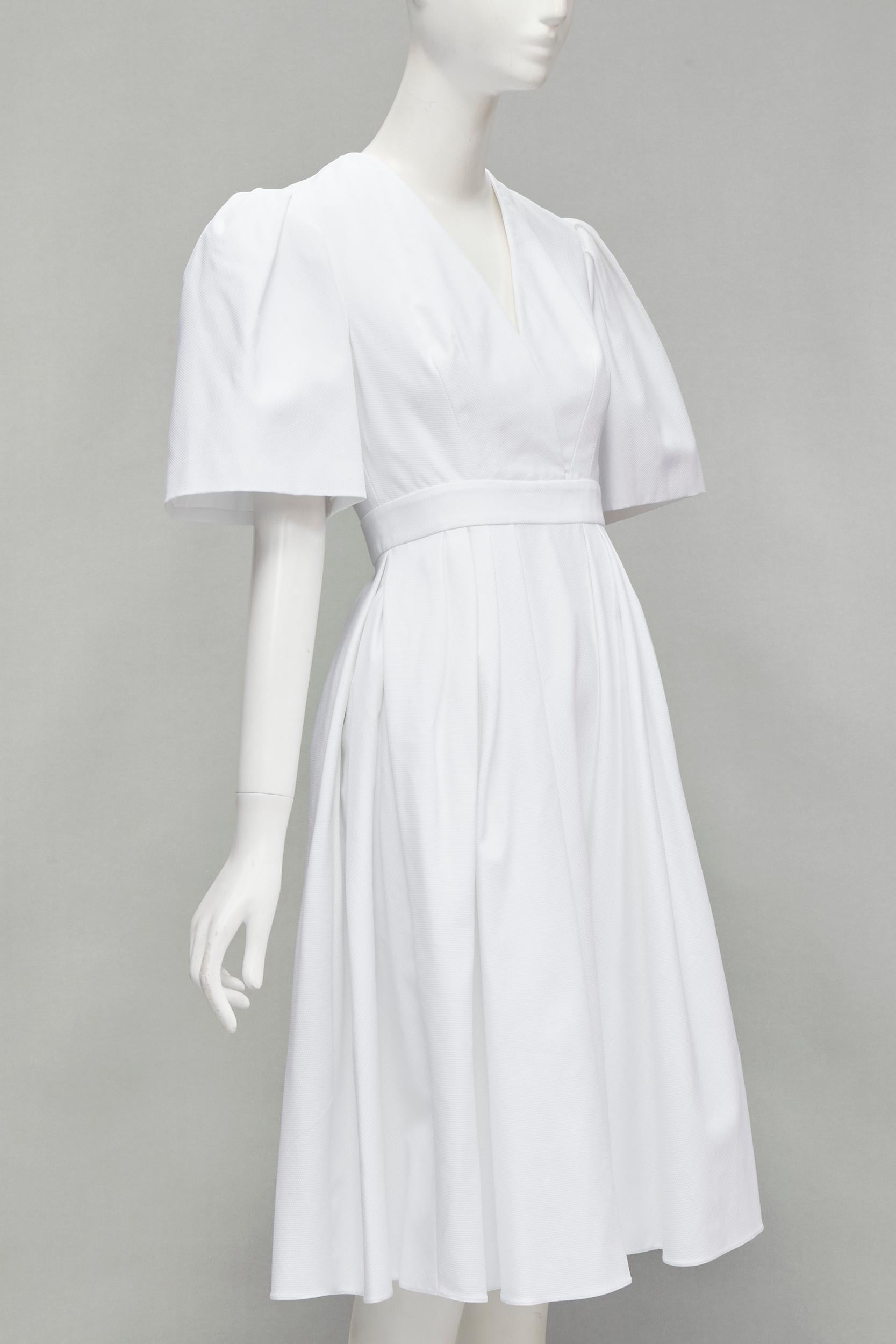 Gris ALEXANDER MCQUEEN Robe midi blanche à manches cloche et col en V, taille IT 38 XS en vente