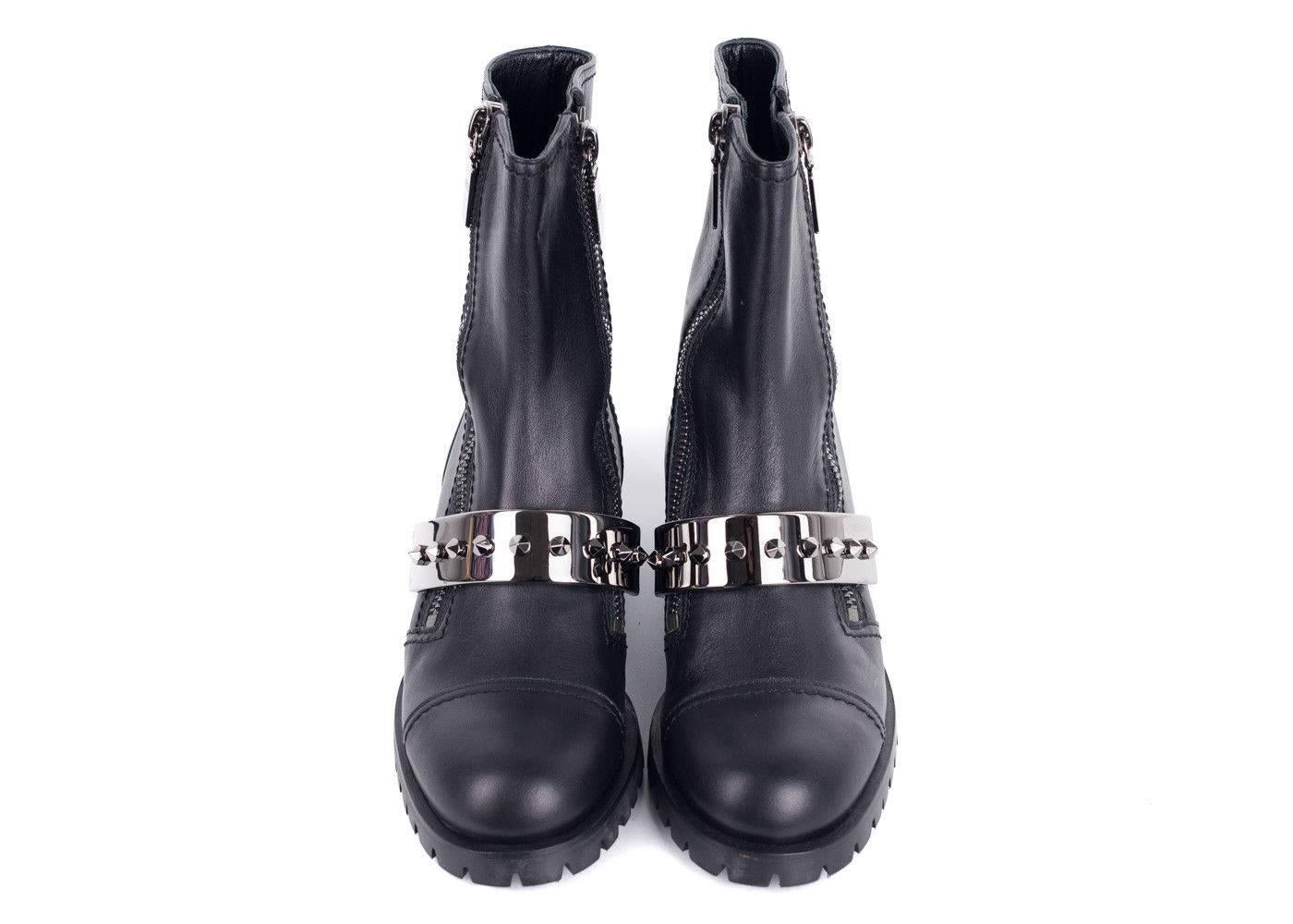 Take a stride in your Alexander McQueen Combats in Confidence. These high quality leather booths feature dual zippered sides and a striking cone studded metal band. Pair these boots with dark denim and a loose fitting sweater for that effortlessly