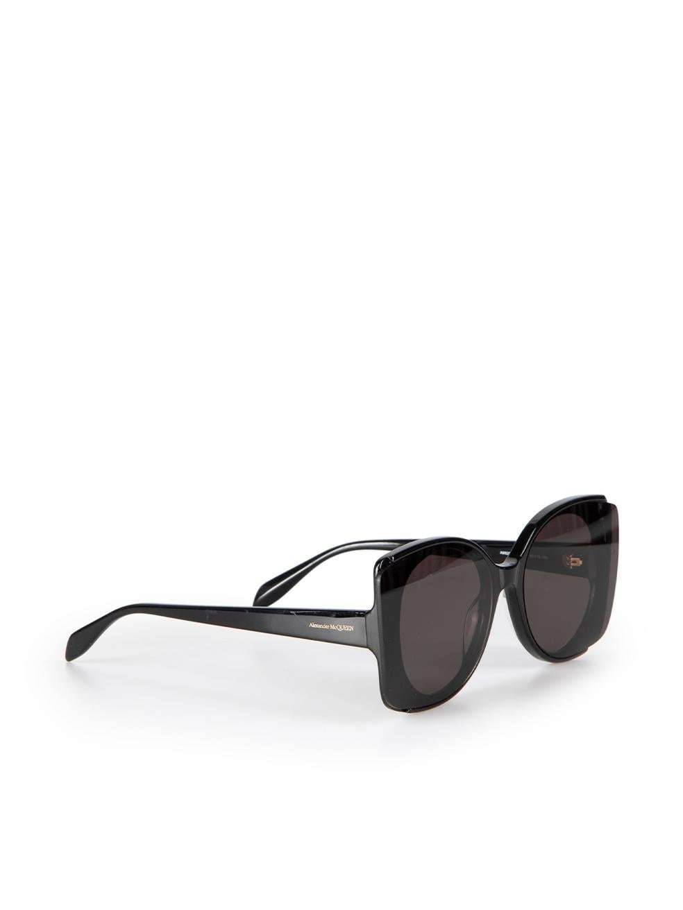 CONDITION is Very good. Hardly any visible wear to sunglasses is evident on this used Alexander McQueen designer resale item. This item comes with original case.



Details


Black

Plastic

Oversized butterfly frame sunglasses

Black tinted
