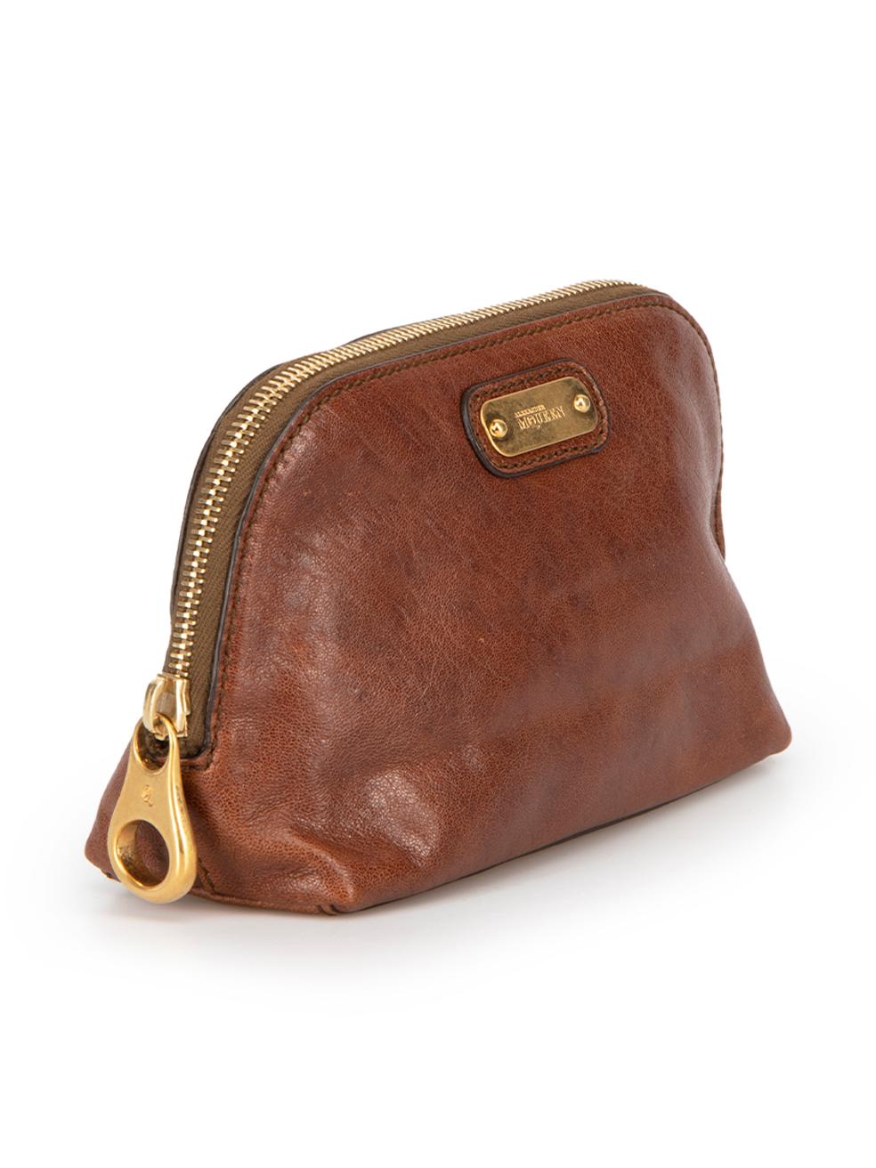CONDITION is Good. Minimal wear to pouch is evident. General creasing to leather and slight tarnishing of hardware on this used Alexander McQueen leather pouch.



Details


Brown

Leather

Cosmetic bag

1x Main compartment

Zip fastening

Logo