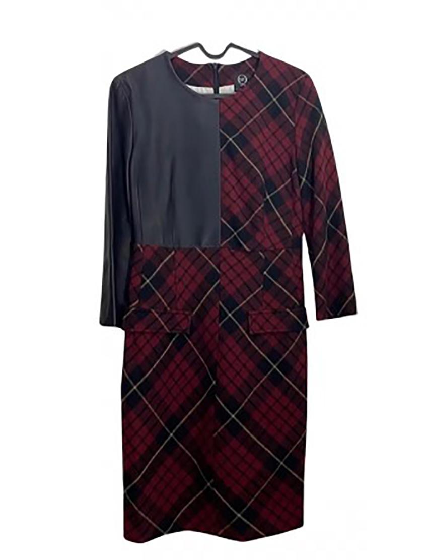 Alexander McQueen 

Tartanfarbenes Shiftkleid aus Wolle und Leder mit Farbblockmuster McQ By Alexander McQueen
Sehr seltenes, schönes und warmes Kleid aus natürlichen Materialien: Wolle, Baumwollfutter und echtes Leder.
Vorbesitz in ausgezeichnetem