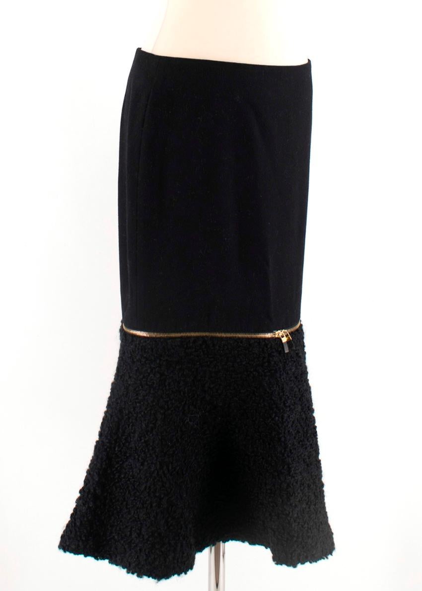Alexander McQueen Wool & Mohair Blend Flared Zip Detail Midi Skirt

- Lower Gold Zip 
- Removable Fleece Wool 
- Cupro Lining 
- Invisible back Zip fastening
- Fluted Hemline  

Material 
47% Wool 
31% Fleece Wool 
4% Nylon
3% Viscose 
Lining 
100%