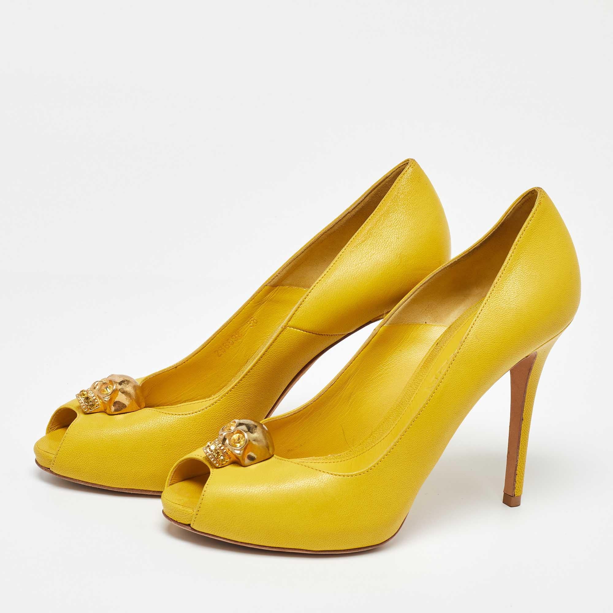 Fai una dichiarazione con queste décolleté da donna di Alexander McQueen. Realizzati in modo impeccabile, questi tacchi chic offrono sia moda che comfort, elevando il tuo look a ogni passo aggraziato.