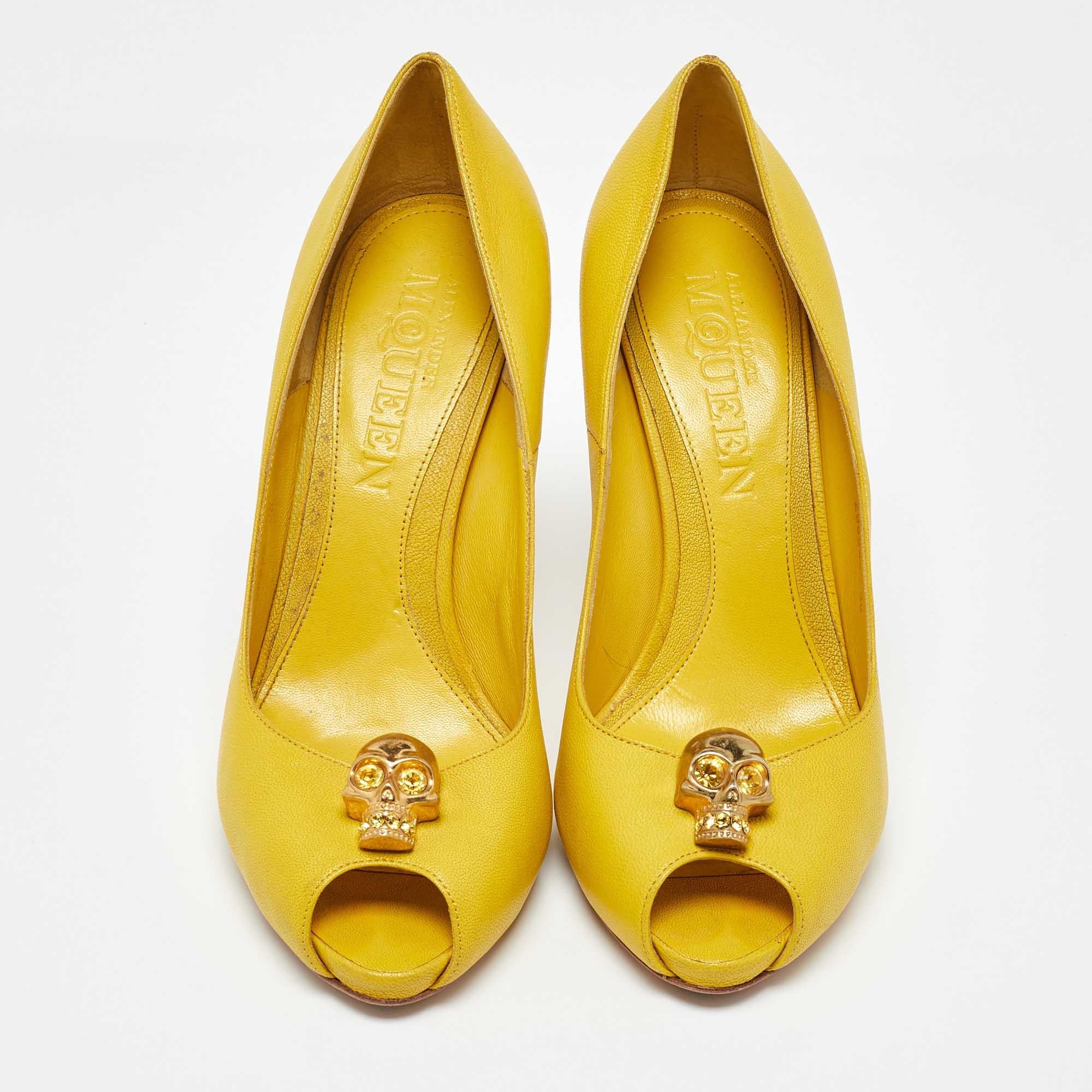 Giallo Alexander McQueen Pumps Peep Toe in pelle gialla impreziosite da teschi misura 38