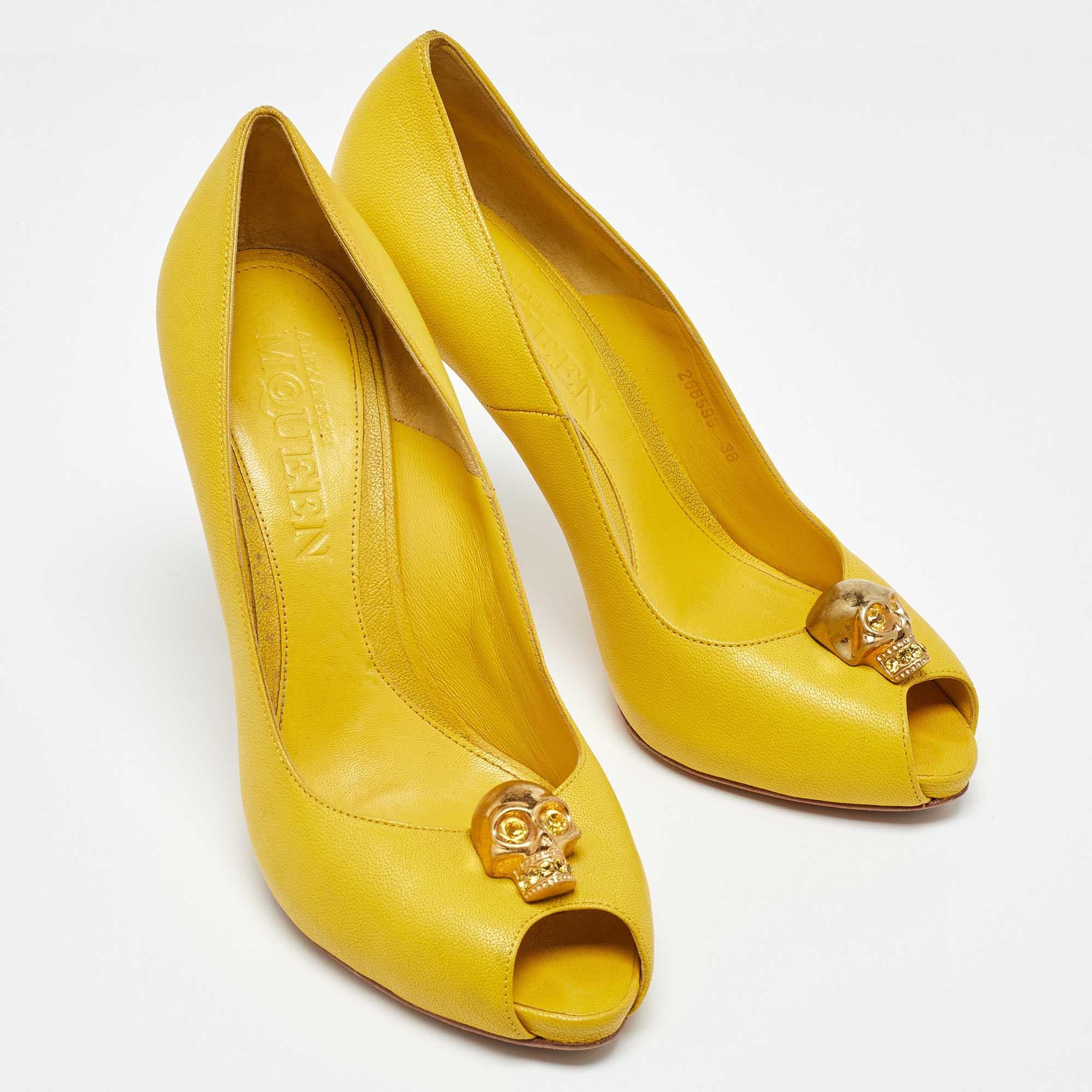 Alexander McQueen Pumps Peep Toe in pelle gialla impreziosite da teschi misura 38 In condizioni buone a Dubai, Al Qouz 2
