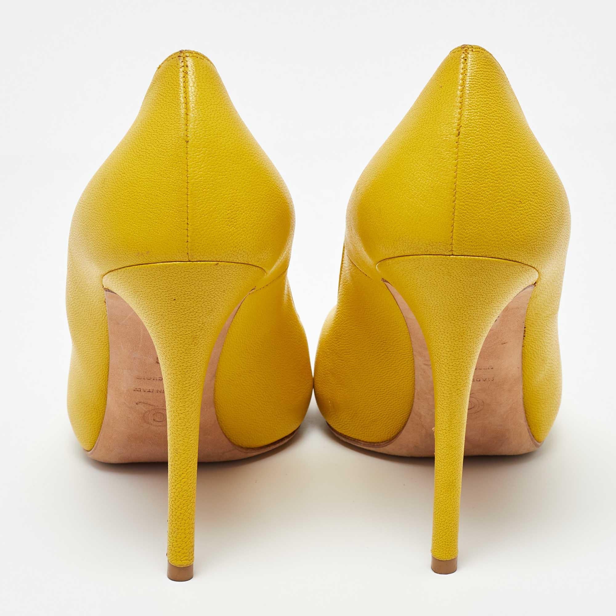 Donna Alexander McQueen Pumps Peep Toe in pelle gialla impreziosite da teschi misura 38