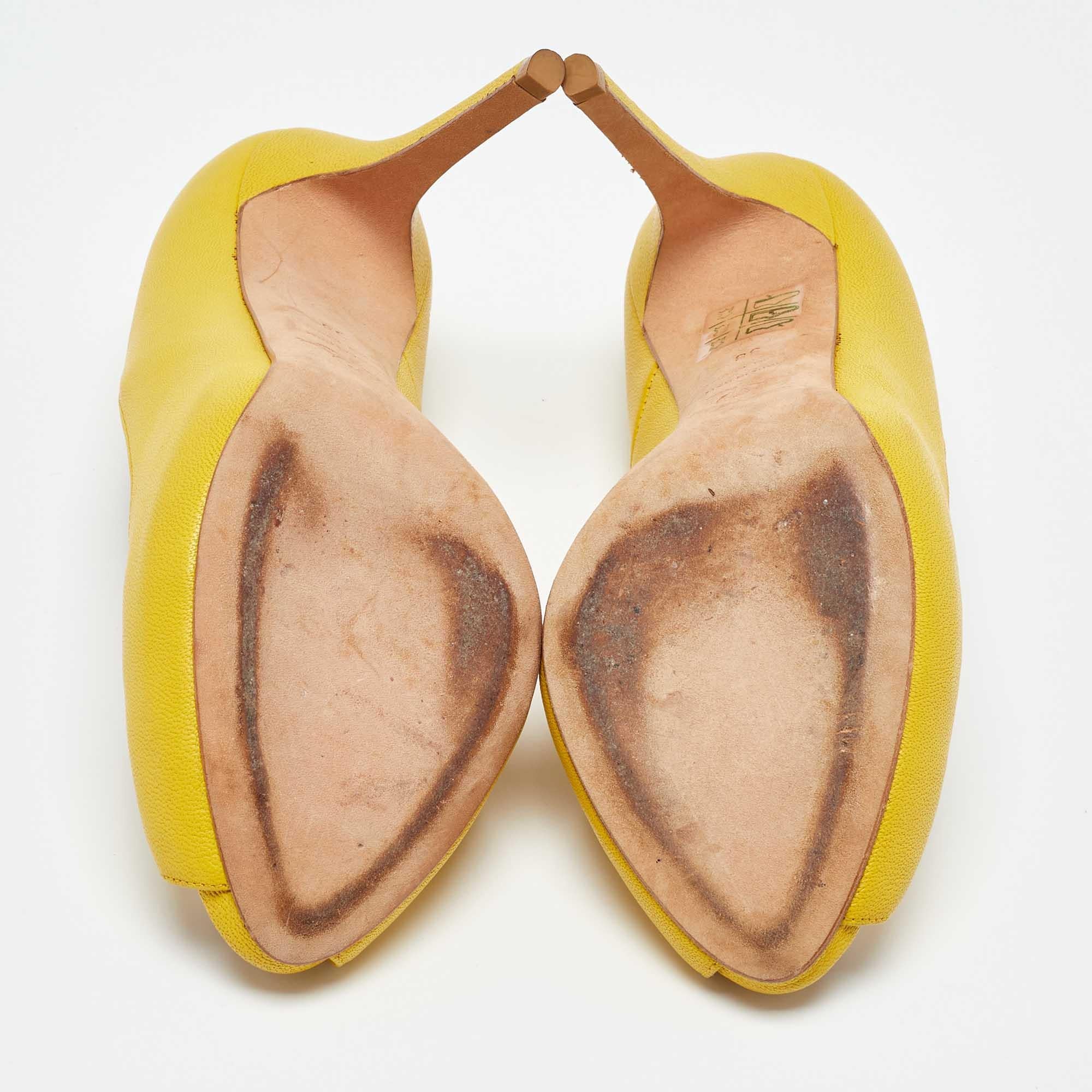 Alexander McQueen Pumps Peep Toe in pelle gialla impreziosite da teschi misura 38 1