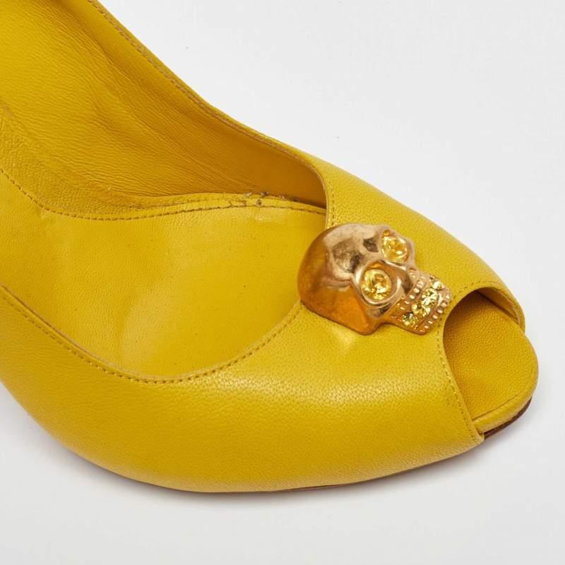 Alexander McQueen Pumps Peep Toe in pelle gialla impreziosite da teschi misura 38 3