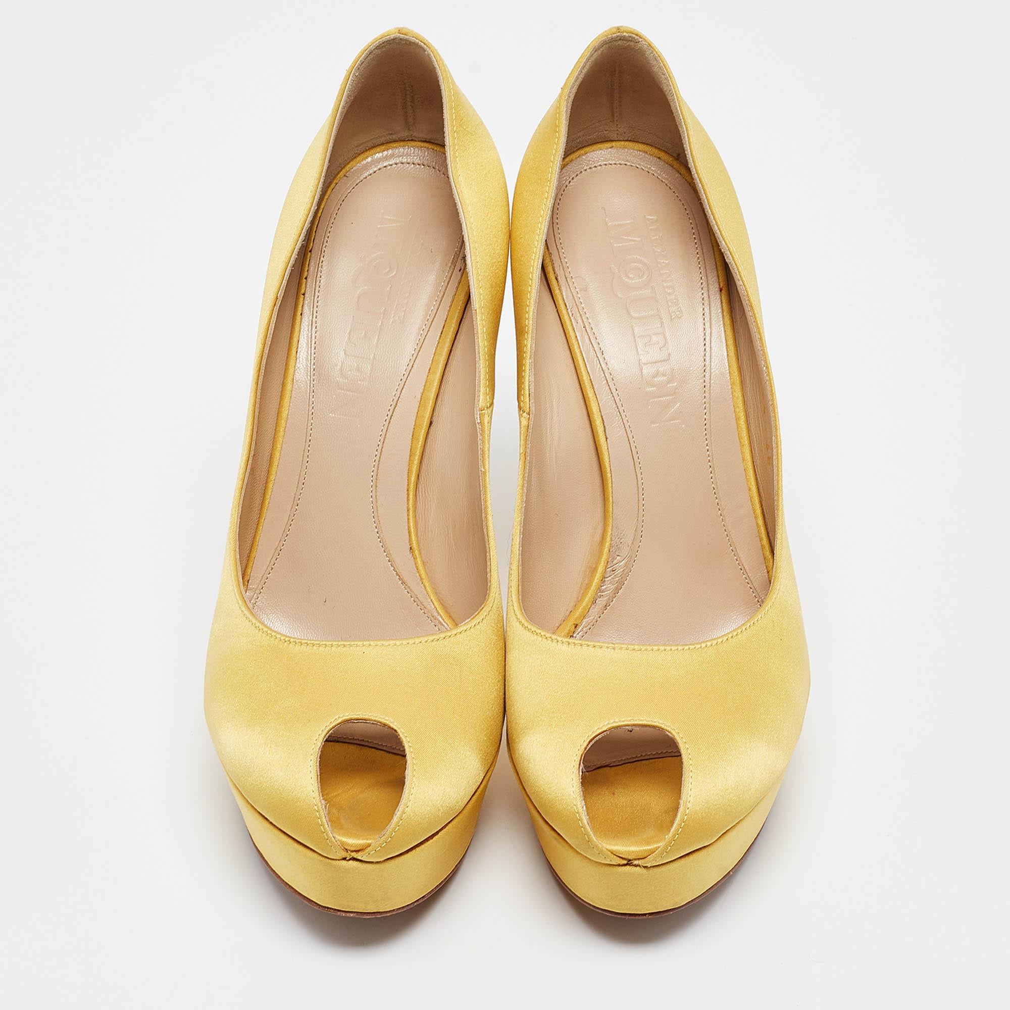 Giallo Alexander McQueen - Décolleté con plateau in raso giallo taglia 38 in vendita