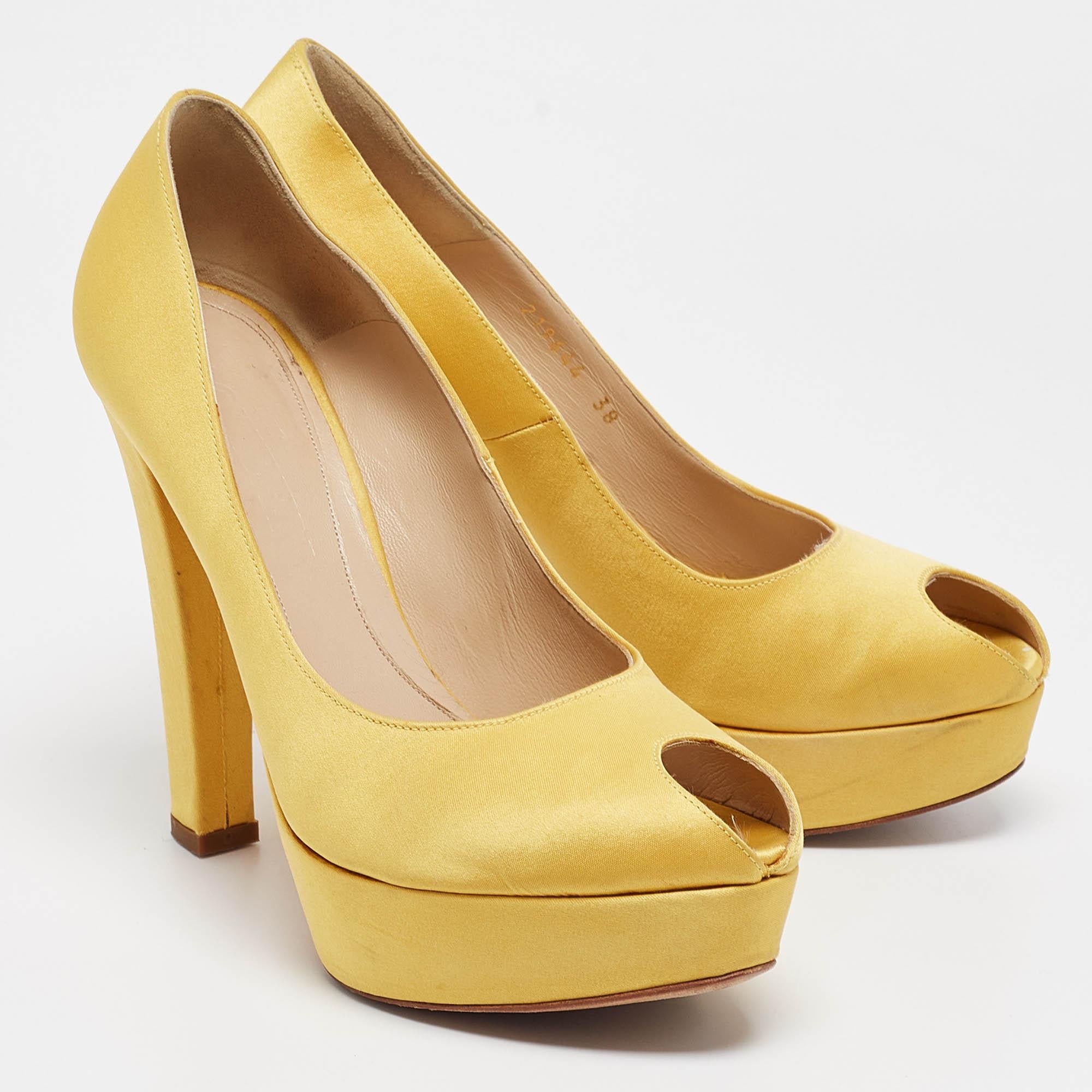 Alexander McQueen - Décolleté con plateau in raso giallo taglia 38 In condizioni buone in vendita a Dubai, Al Qouz 2