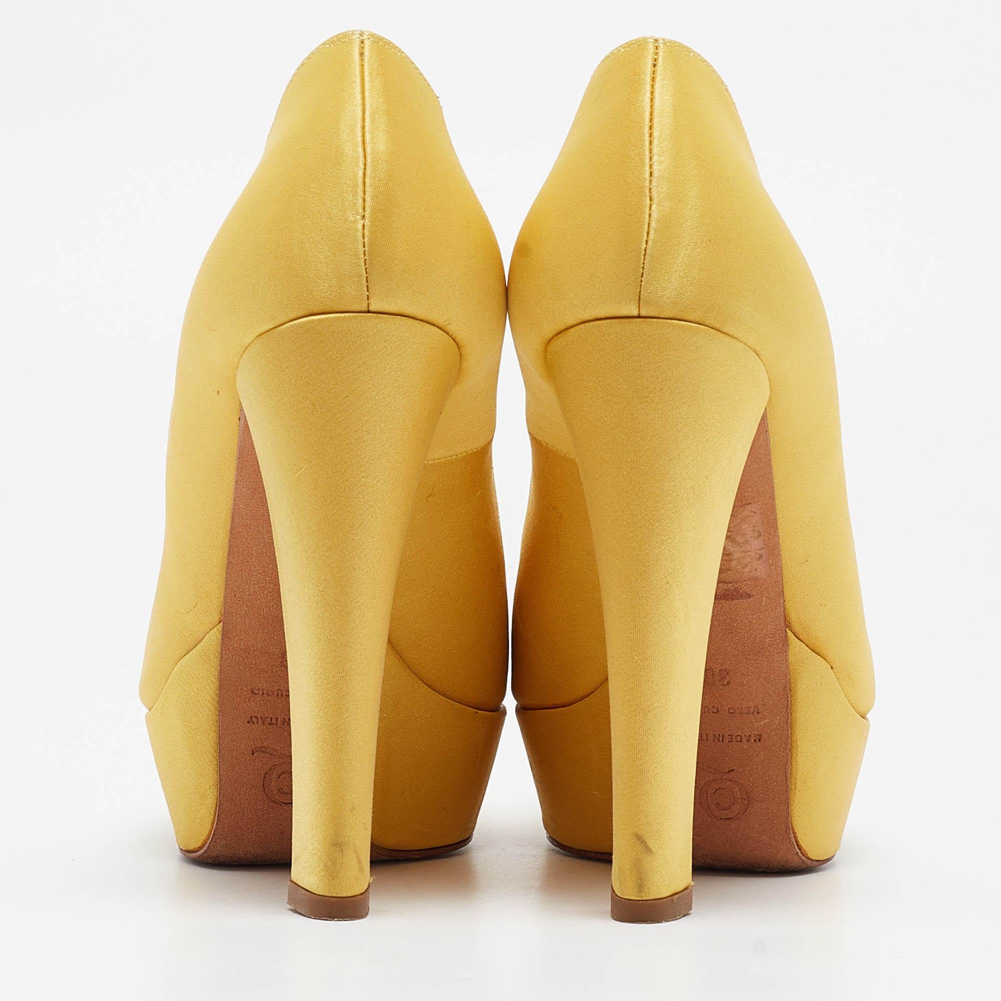 Donna Alexander McQueen - Décolleté con plateau in raso giallo taglia 38 in vendita