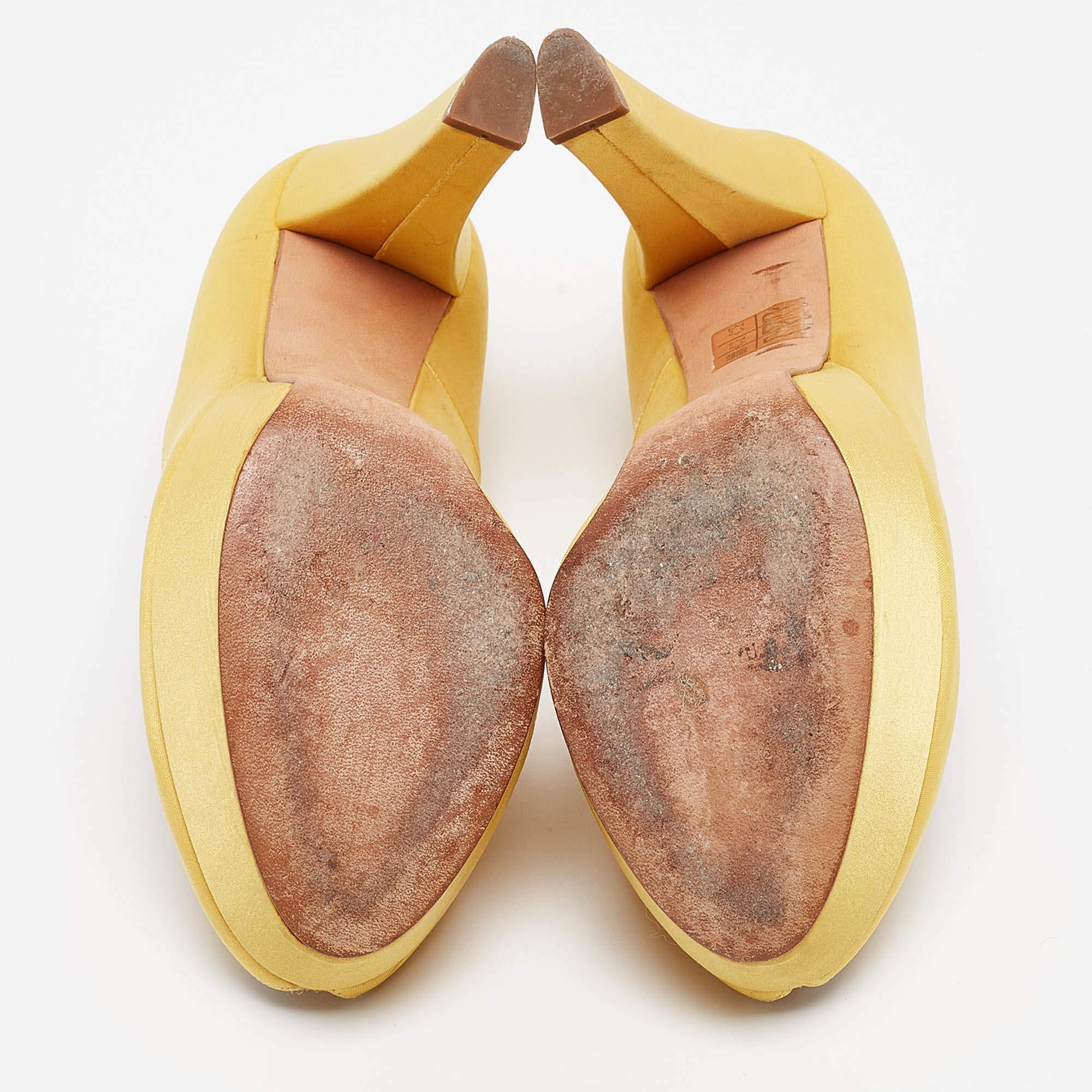 Alexander McQueen - Décolleté con plateau in raso giallo taglia 38 in vendita 1