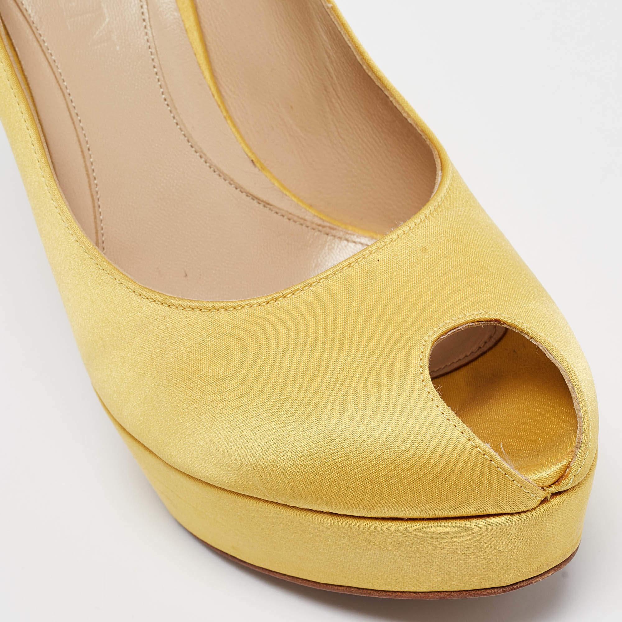 Alexander McQueen - Décolleté con plateau in raso giallo taglia 38 in vendita 2