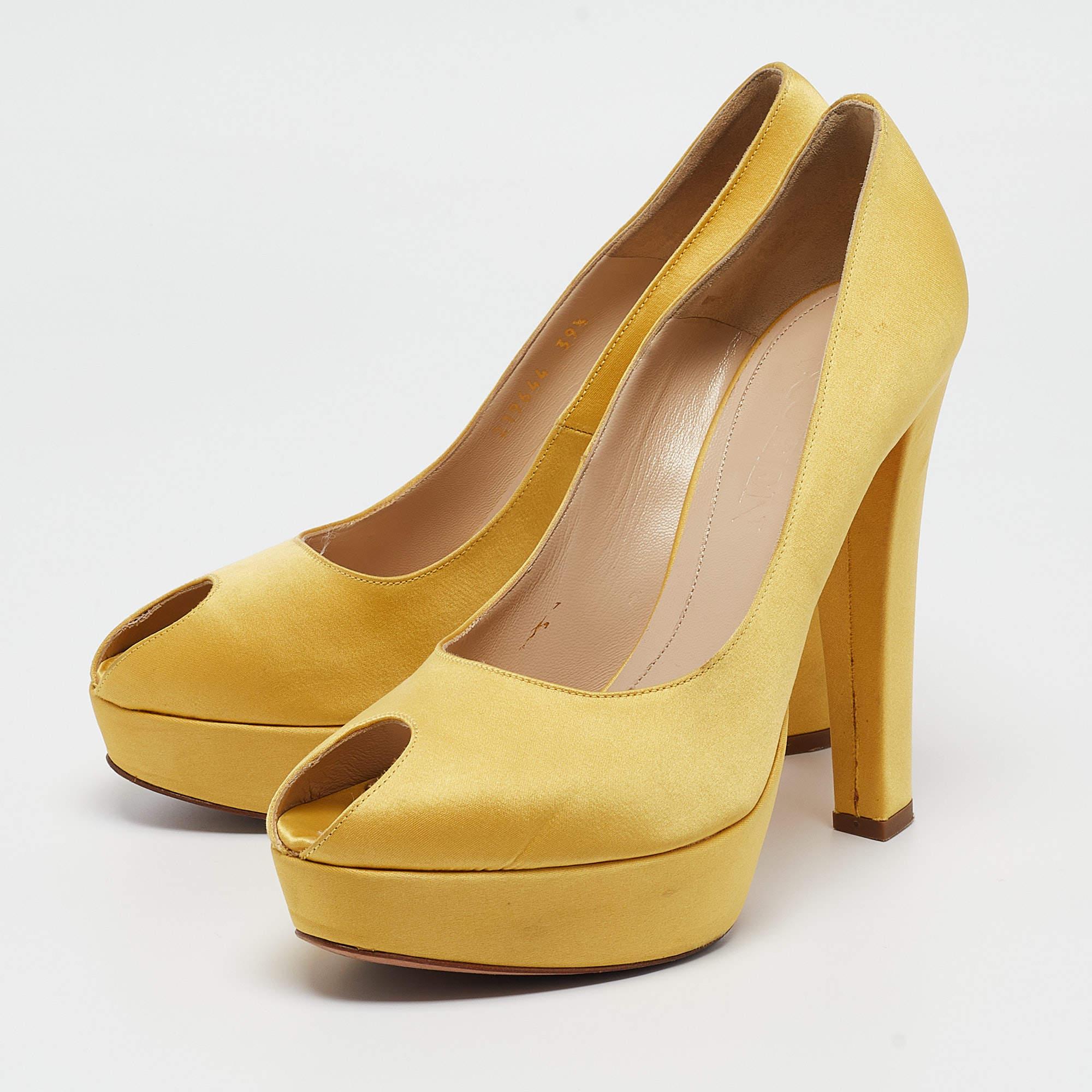 Faites preuve de chic avec ces escarpins de créateur. Ils présentent des talons robustes et des semelles durables, parfaits pour vos sorties à la mode.
