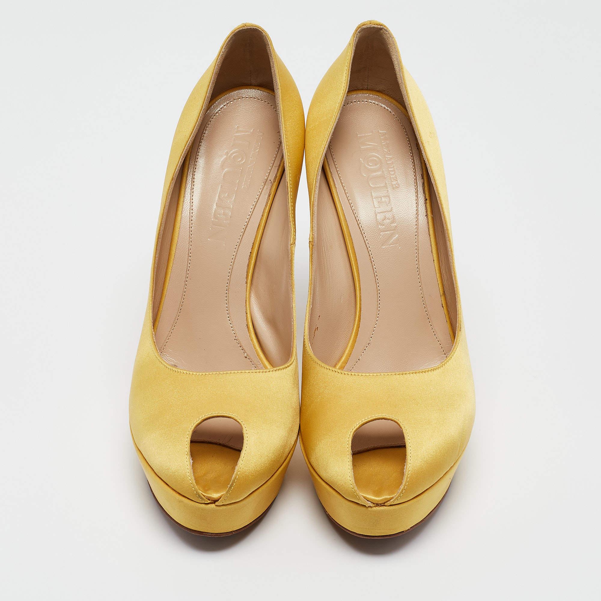 Jaune Alexander McQueen escarpins à bout ouvert en satin jaune, taille 39,5 en vente