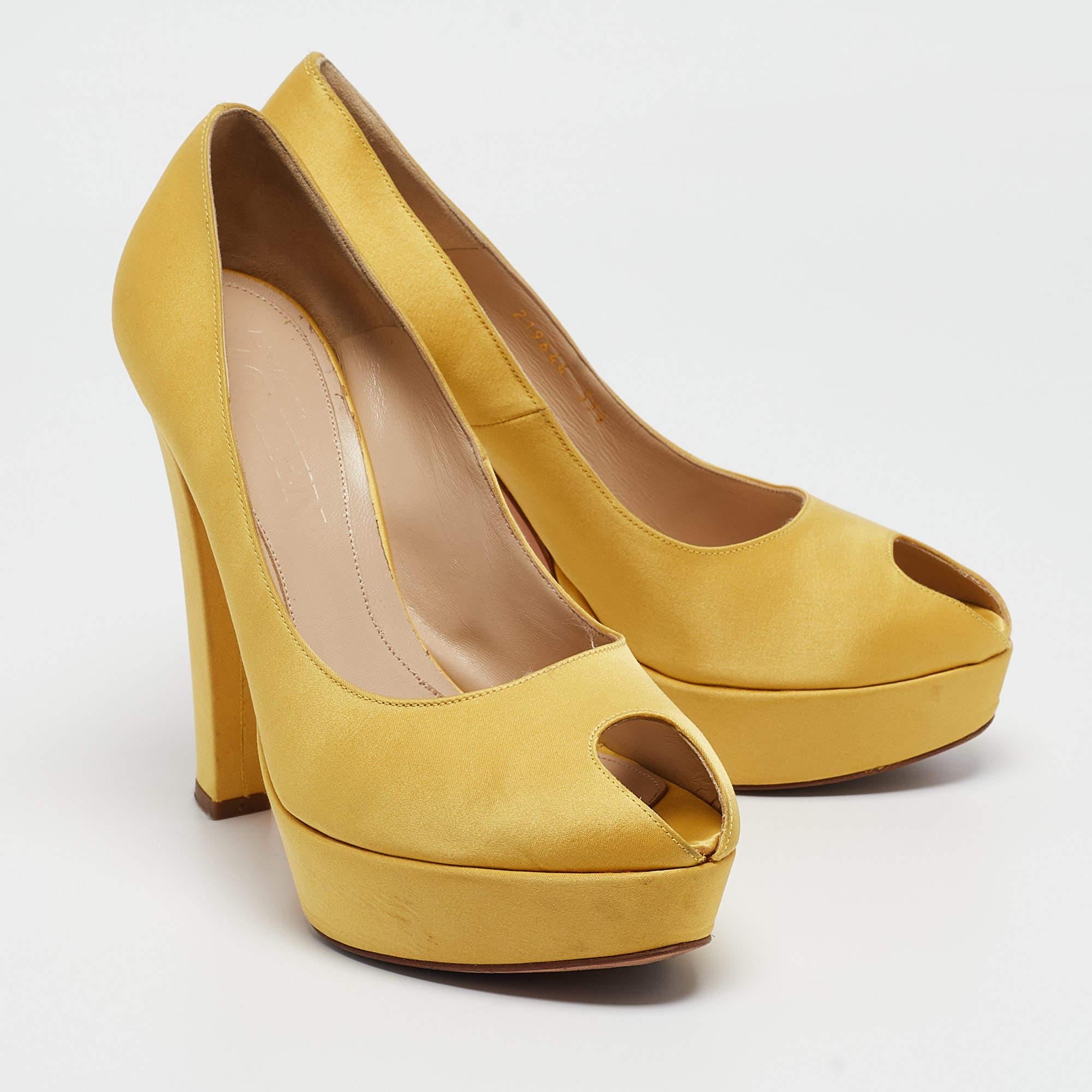 Alexander McQueen escarpins à bout ouvert en satin jaune, taille 39,5 Bon état - En vente à Dubai, Al Qouz 2