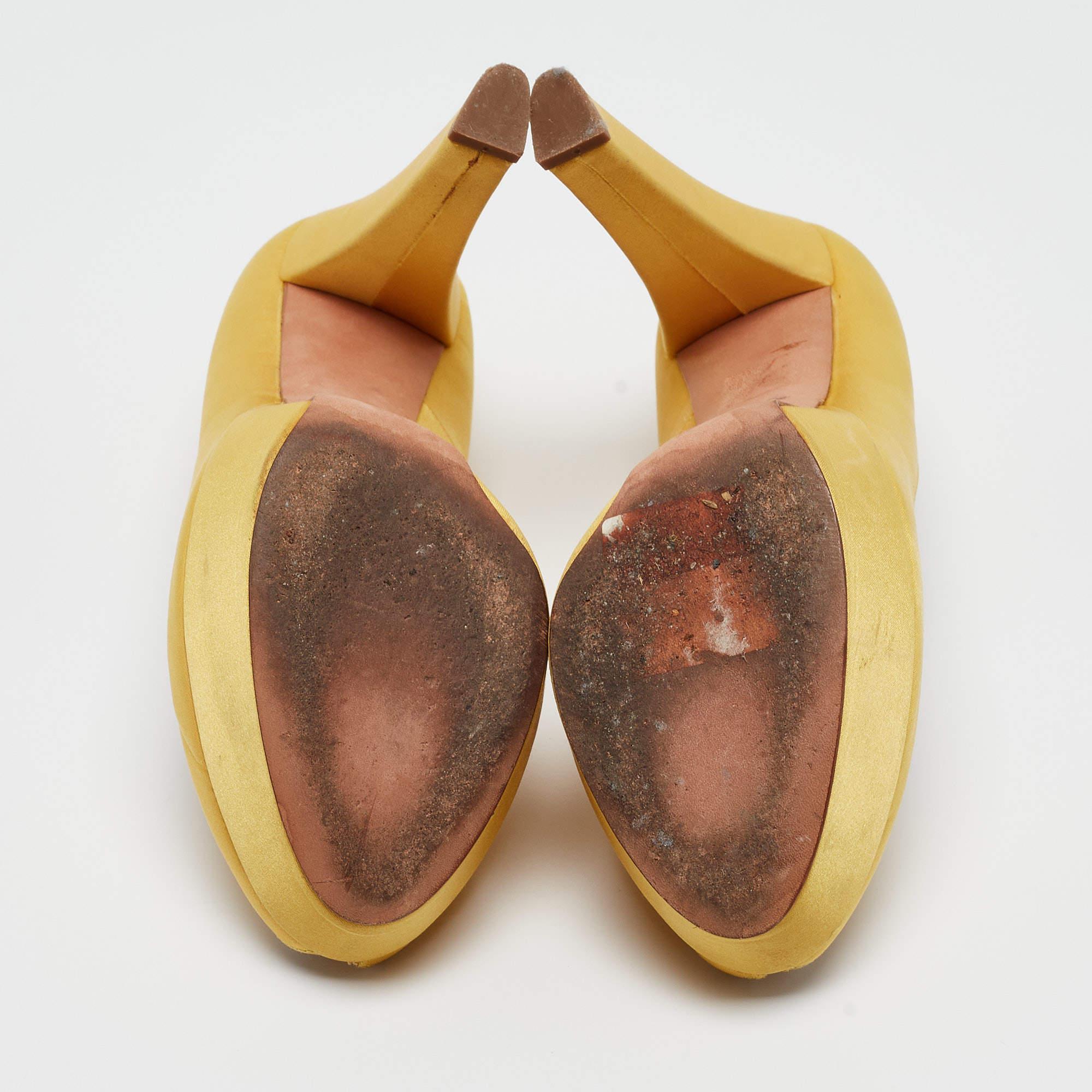 Alexander McQueen escarpins à bout ouvert en satin jaune, taille 39,5 en vente 1