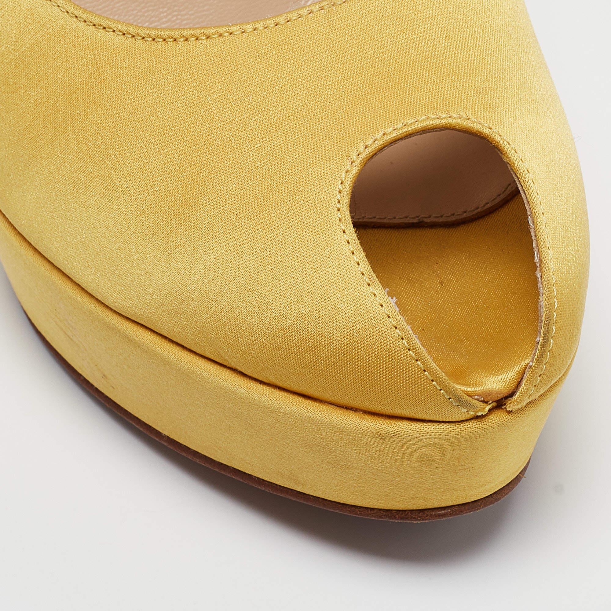 Alexander McQueen escarpins à bout ouvert en satin jaune, taille 39,5 en vente 2