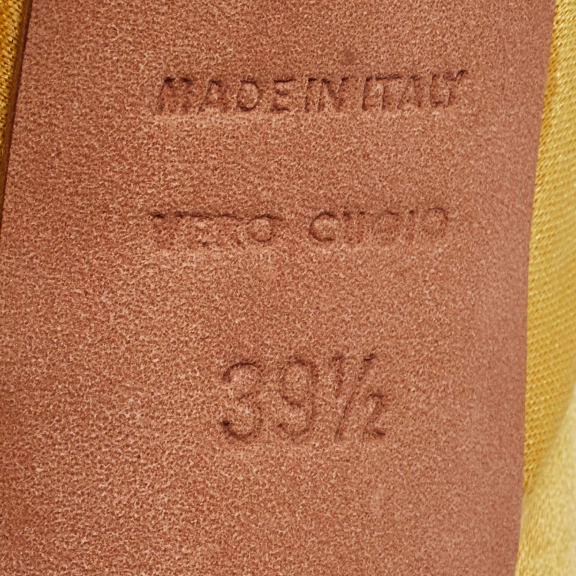 Alexander McQueen escarpins à bout ouvert en satin jaune, taille 39,5 en vente 3