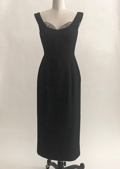 Alexander McQueen 2005 - Vestito da cocktail midi senza maniche in seta nera con rifiniture in pizzo