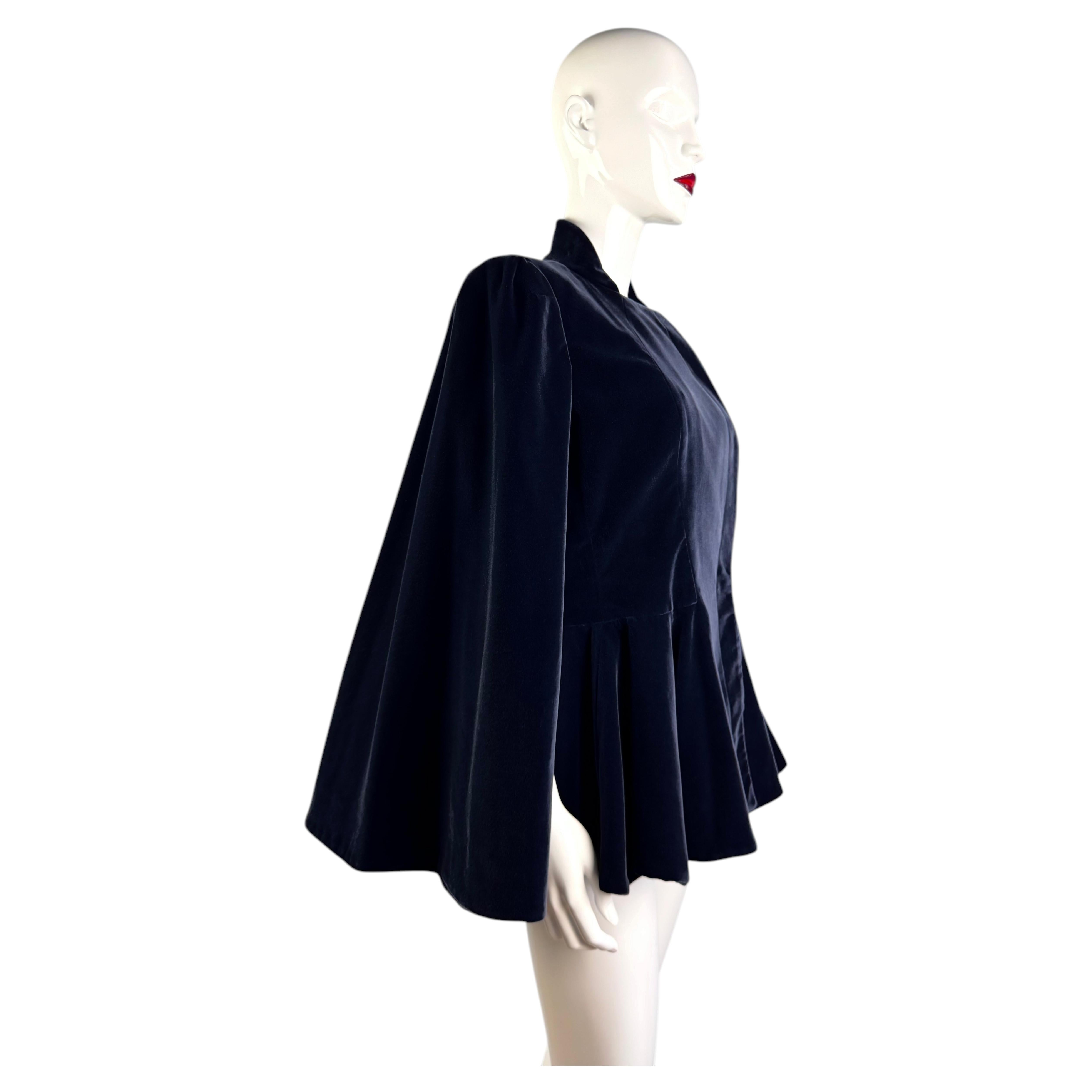 Alexander McQueen – Samt-Peplum-Cape-Jacke, Herbst 2013