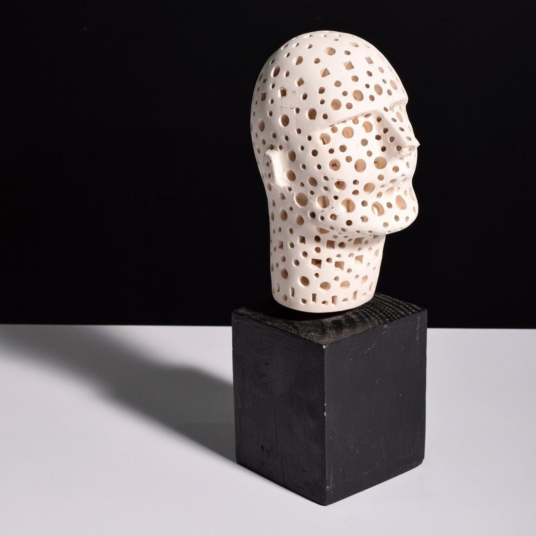 Artista/Diseñador: Alexander Ney (ruso/americano, n. 1939)
Marca(s); notas: firmado
Materiales: terracota blanca, madera (base)
Dimensiones: 11,5″oah; escultura: 6,75″h, 3,5″w, 4,5″d; base (incluida la clavija): 10,5″h, 3,5″w, 3,5″d
Información