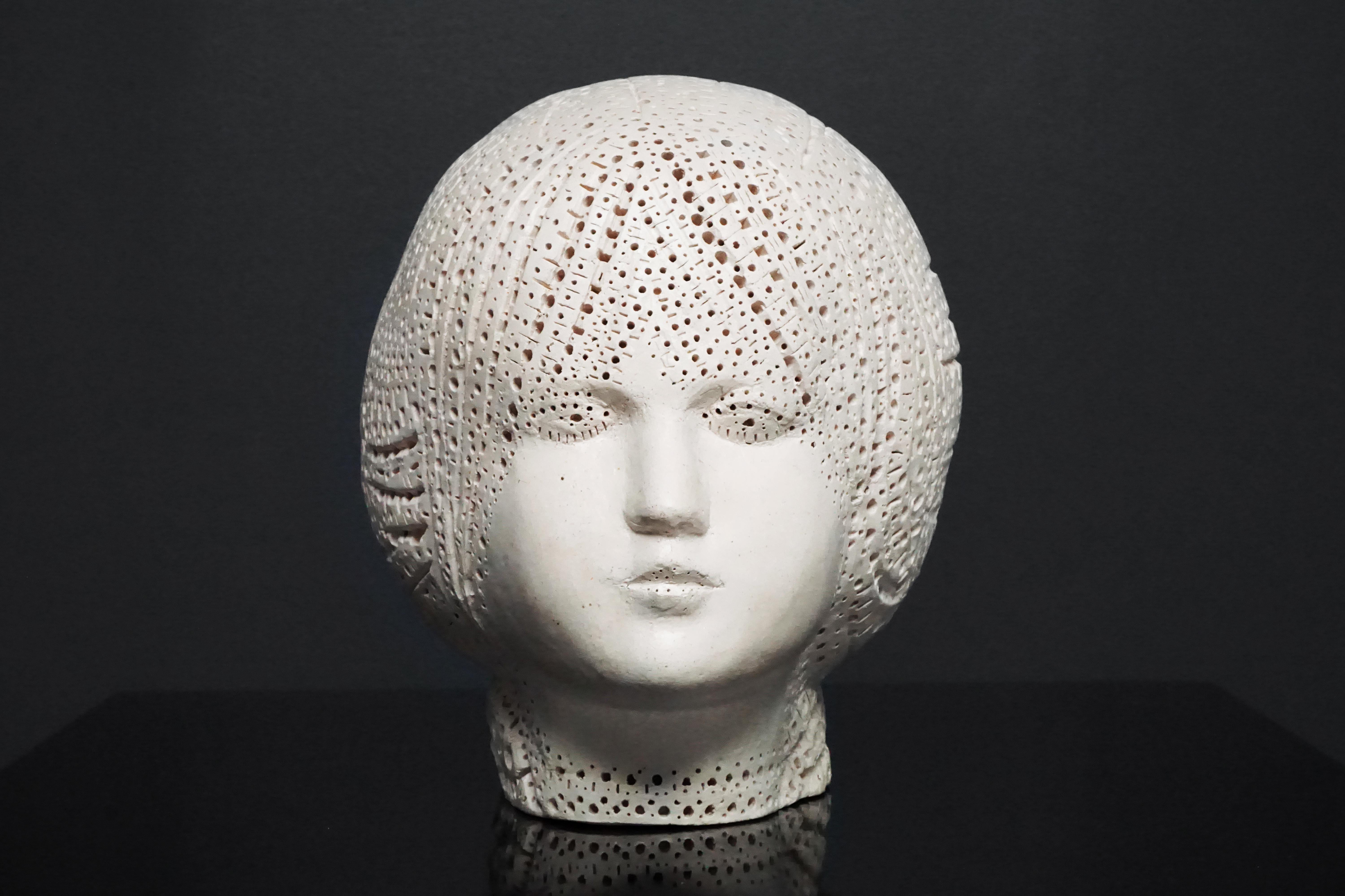 La "Diosa" del artista visionario Alexander Ney se fabricó a mano con terracota blanca italiana en 2019. Ney comenzó su carrera profesional como artista visual muy productivo, como pintor y escultor. A finales de la década de 1950, empezó a