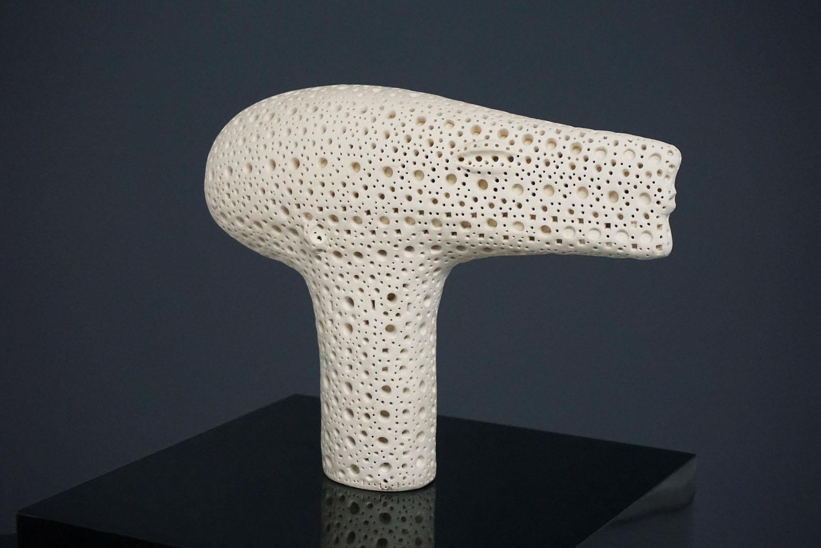 Lehrerin", 2008
Alexander Ney
Weiße italienische Terrakotta
7.5 x 10 x 2.75 in. / 19 x 25 x 7 cm.
Einzigartiges Werk, auf der Unterseite vom Künstler signiert

Die einzigartige minimalistische Skulptur "Teacher" des visionären Künstlers Alexander
