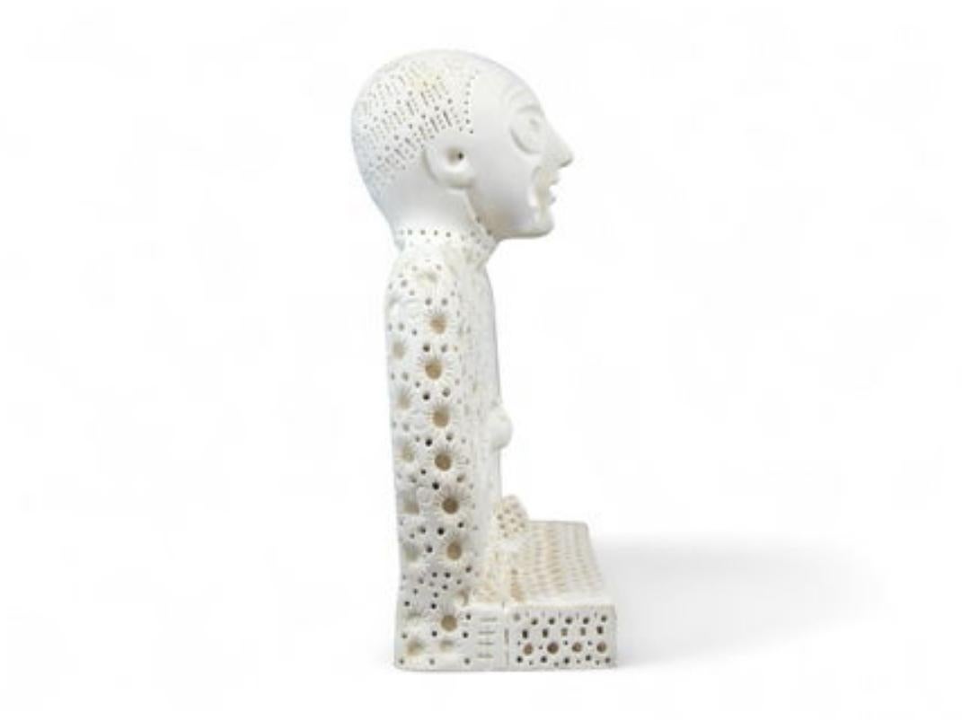 “Seated Terracotta Figure” - Sculpture Posmoderno de Alexander Ney