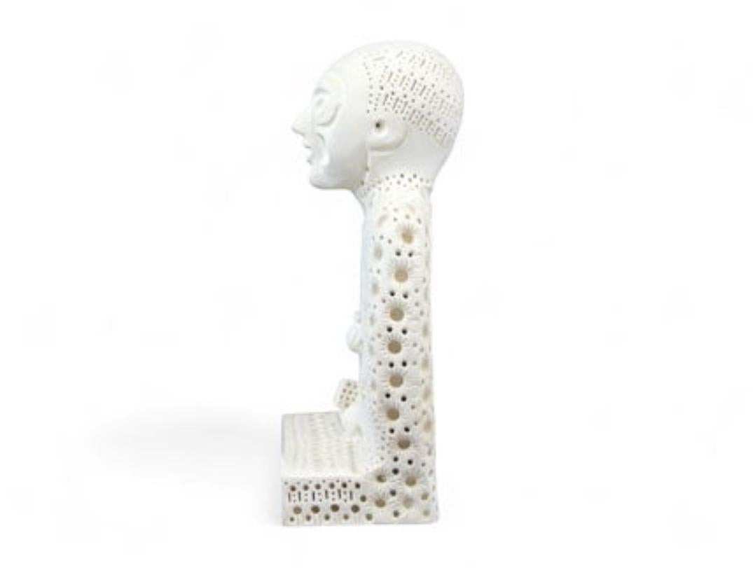 “Seated Terracotta Figure” - Figurative Sculpture Gris de Alexander Ney