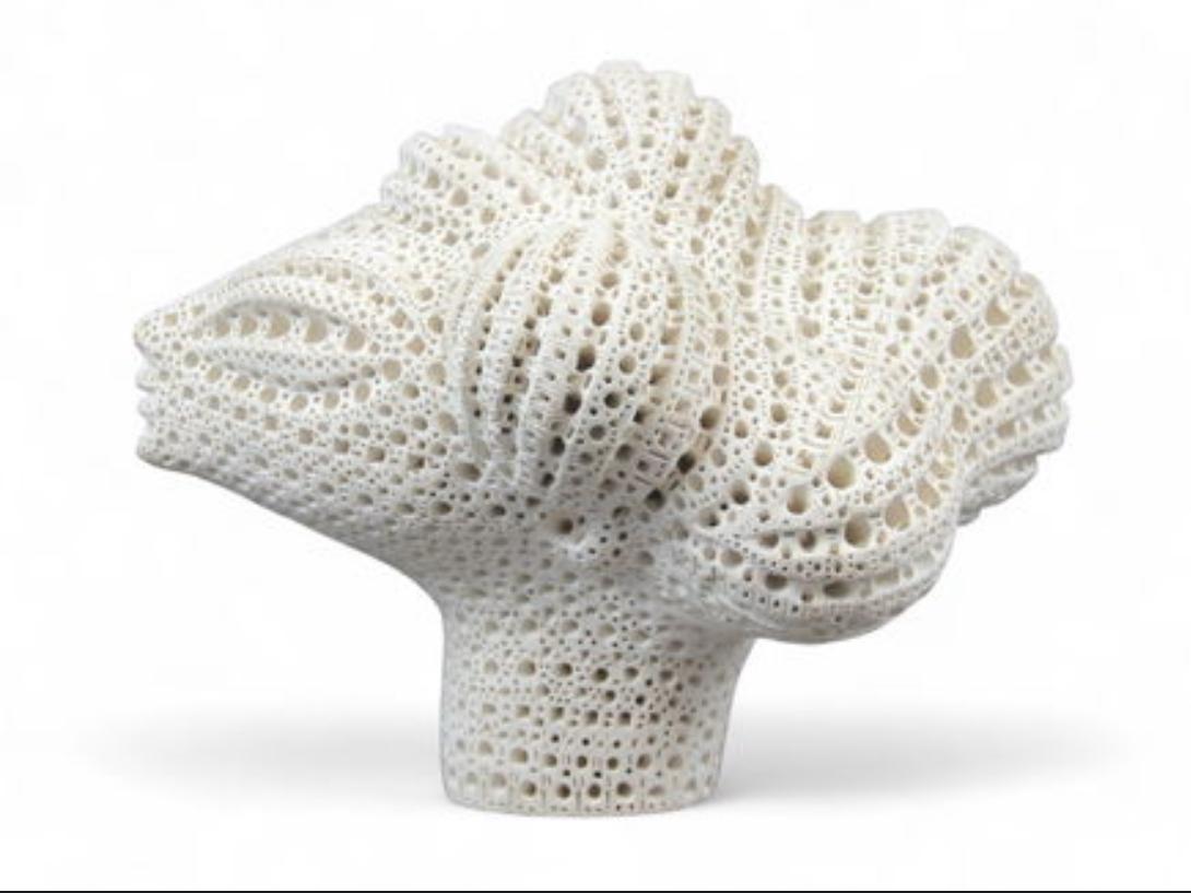 “Stylized Terracotta Head” - Postmoderne Sculpture par Alexander Ney