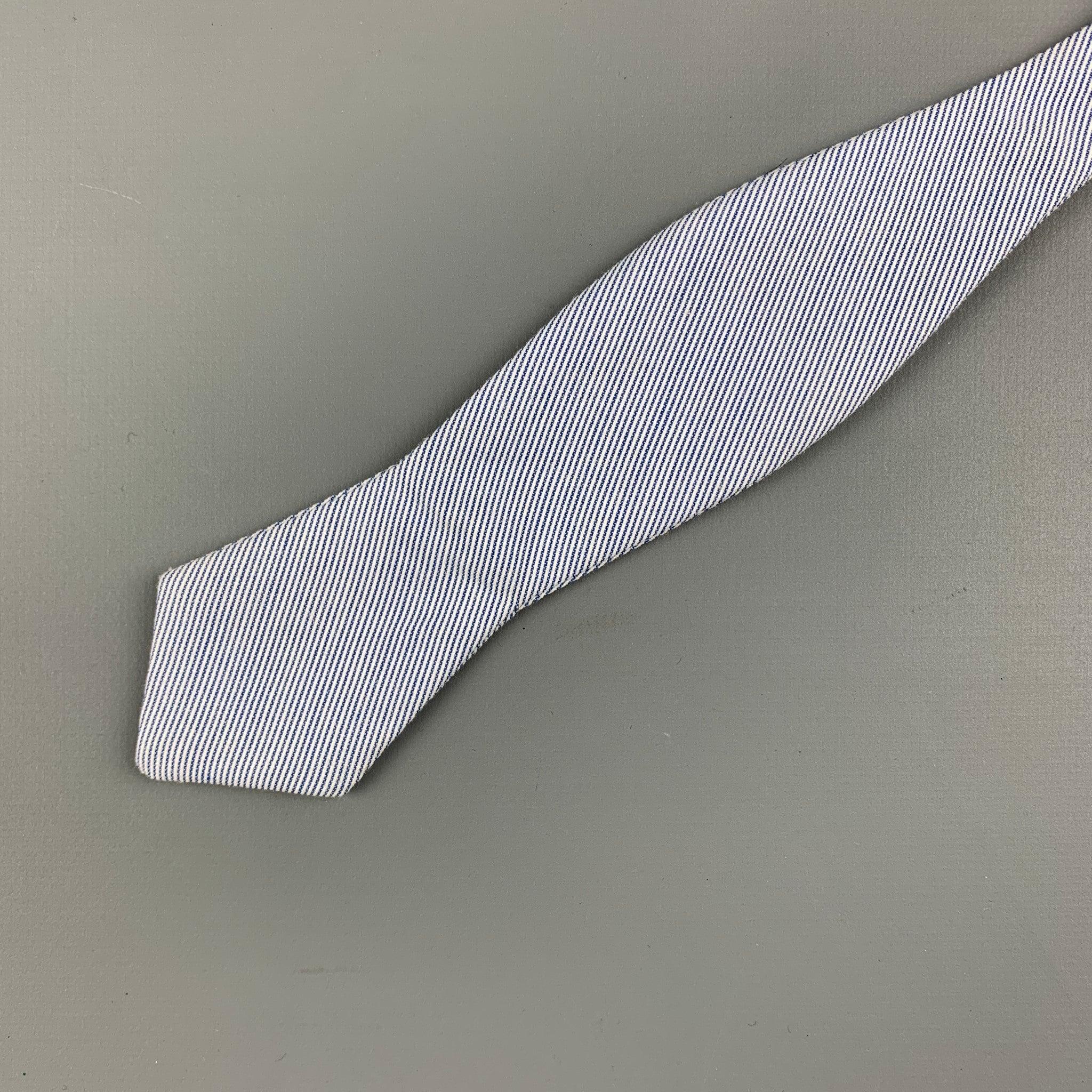 ALEXANDER OLCH bow tie comes in a blue and white striped cotton fiber fabric featuring an adjustable fit. Made in USA.Excellent Pre-Owned Condition.Width: 1 3/4 inches  
 

 

  
  
  
 Sui Generis Reference: 99599
 Category: Bow Tie
 More Details
 