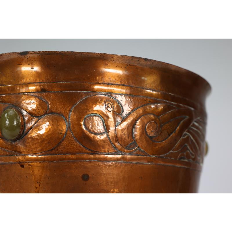 Estilo Alexander Ritchie de Iona. Una gran maceta de cobre de grueso calibre martillada a mano en venta 3