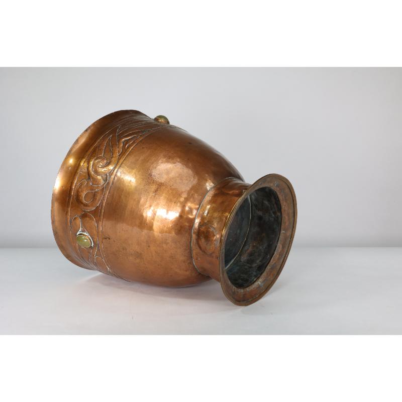 Arts and Crafts Alexander Ritchie of Iona style. A large hand hammered heavy gage copper planter For Sale