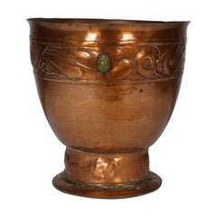 Estilo Alexander Ritchie de Iona. Una gran maceta de cobre de grueso calibre martillada a mano