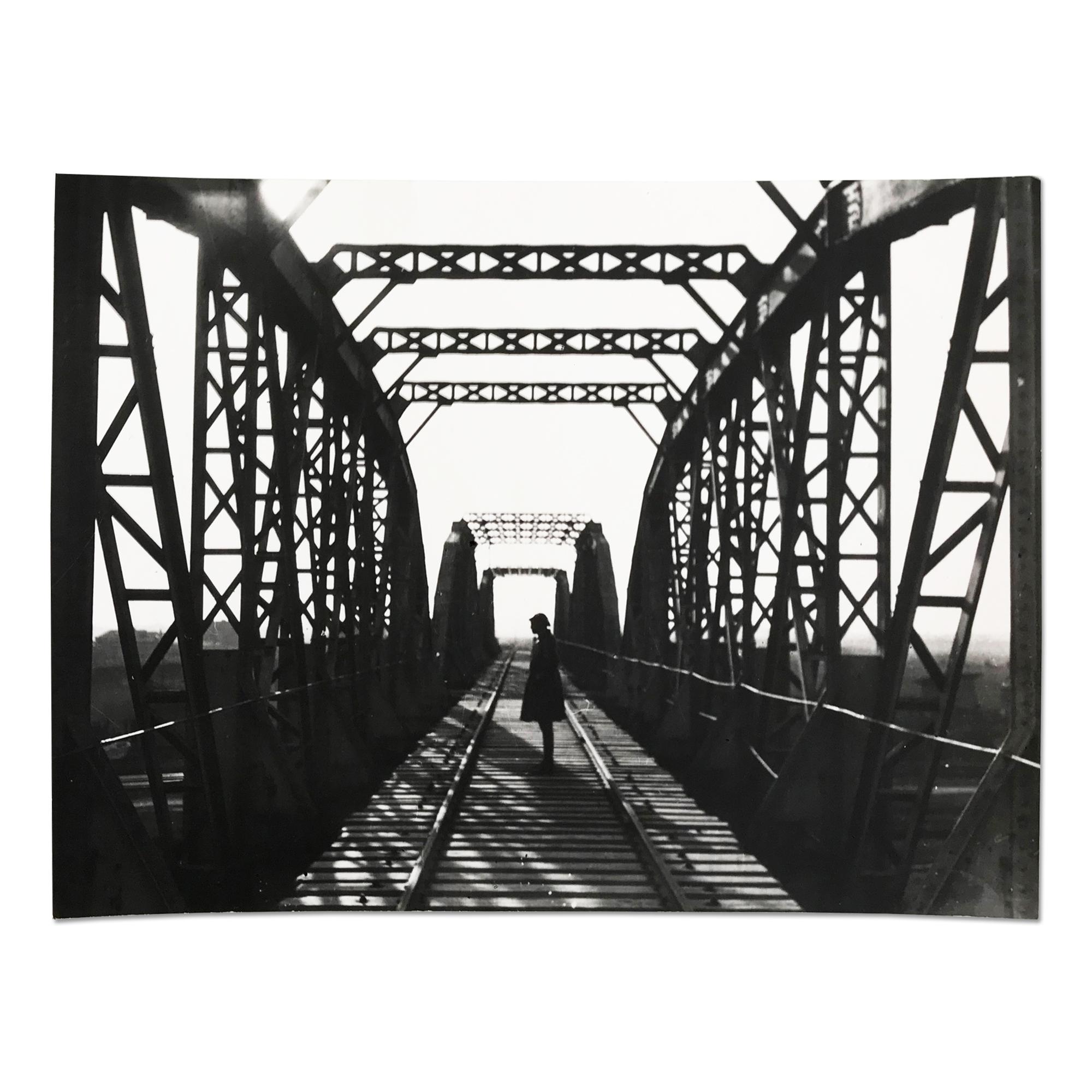 Alexander Rodtschenko (St. Petersburg 1891- 1956 Moskau) 
Eisenbahnbrücke, 1987 (ca. 1925)
Medium: Silbergelatineabzug (posthum)
Produktion: 1987 nach dem Originalnegativ von etwa 1925 hergestellt
Abmessungen: 18 x 24 cm 
Verso mit dem