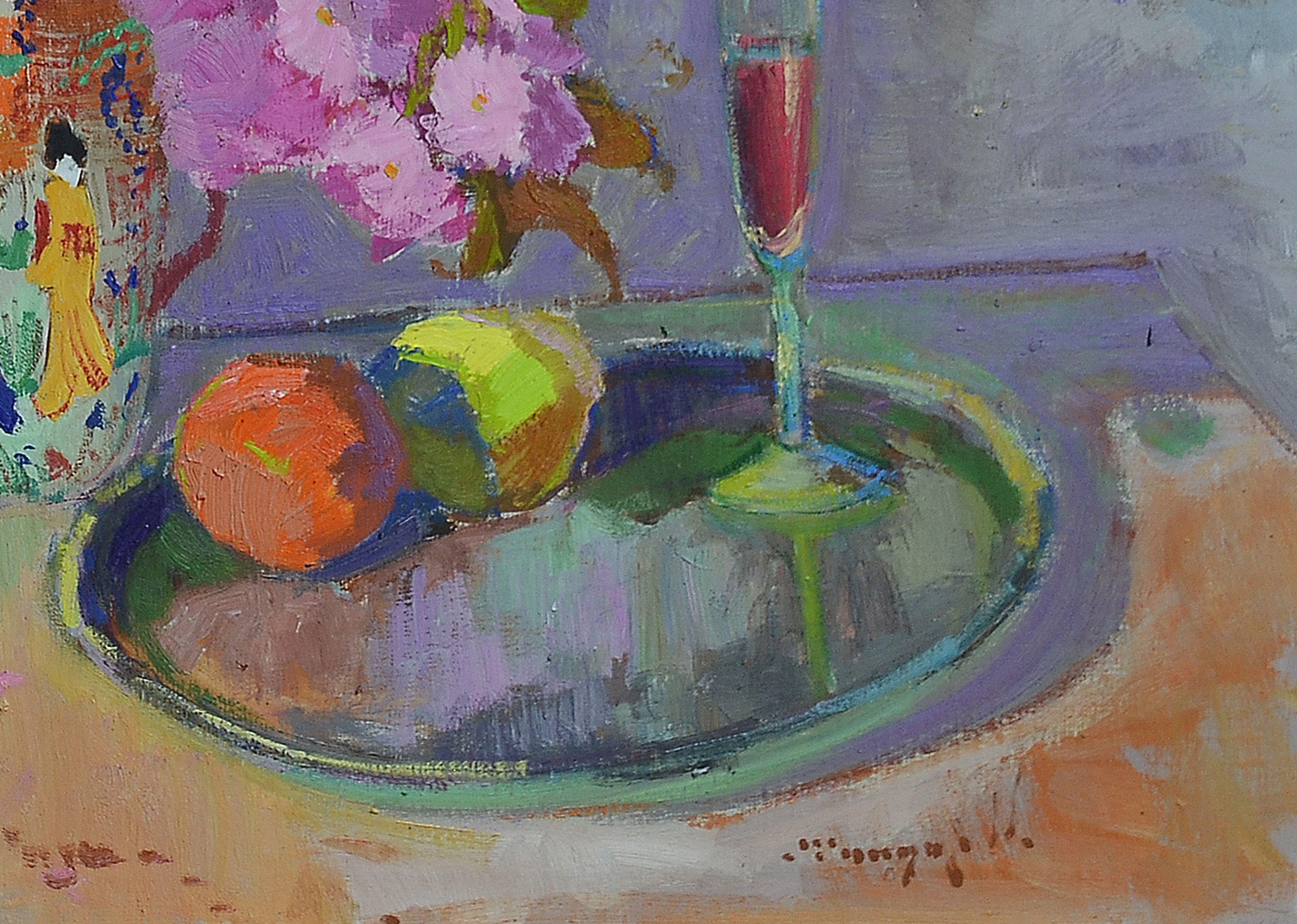 Ein farbenfroher Strauß violetter Blumen steht in einer dekorativen Vase, begleitet von einem Glas mit roter Flüssigkeit und einem Tablett mit buntem Obst. Die Pinselstriche schaffen eine lebendige Textur in der Szene, die die Schönheit der Natur