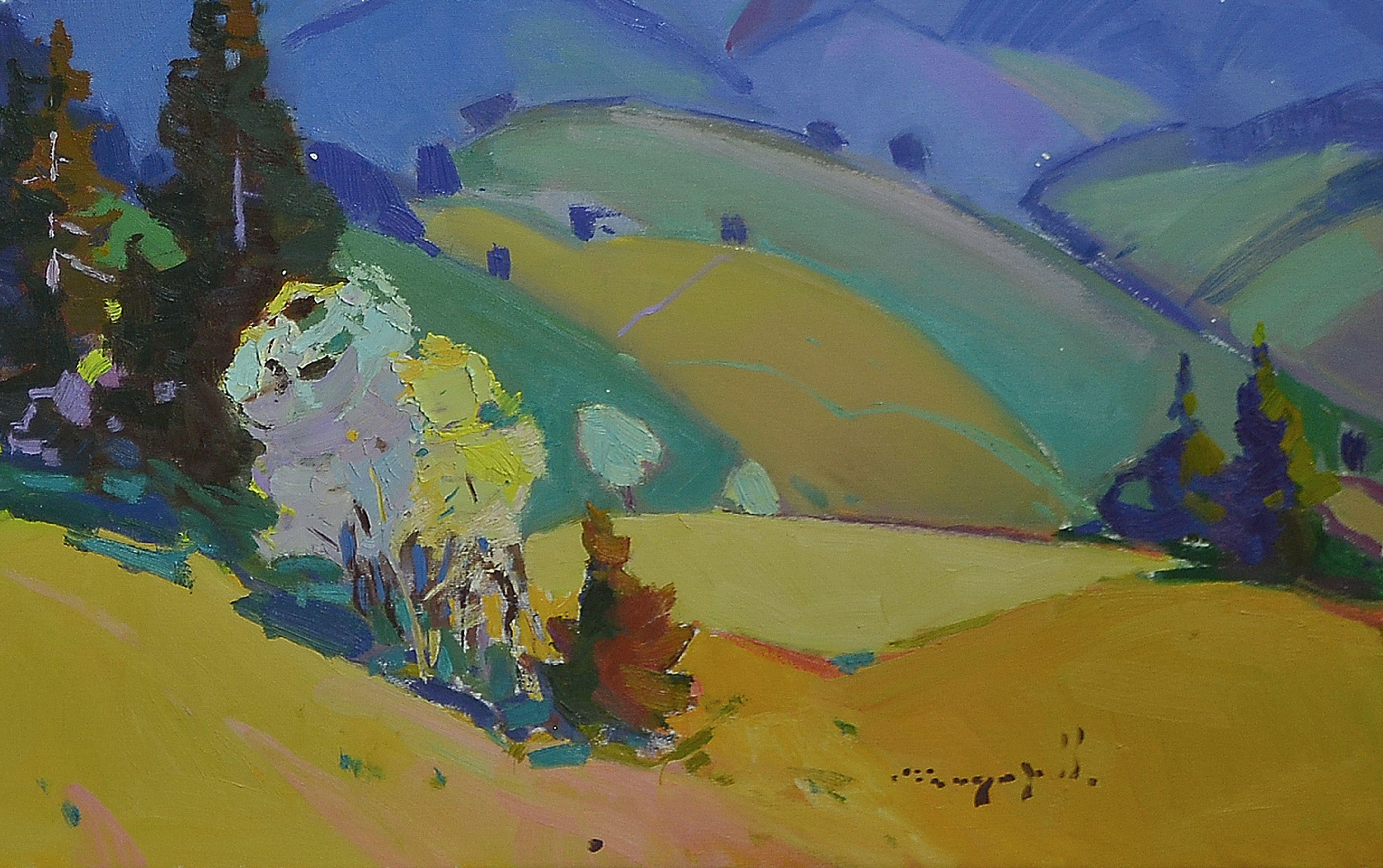 Kräftige Farben definieren eine weitläufige Landschaft, die von purpurblauen Bergketten unter einem Himmel mit breiten Pinselstrichen dominiert wird. Im Vordergrund wird die sanfte Hügellandschaft durch eine Gruppe von Bäumen und kleineren Pflanzen