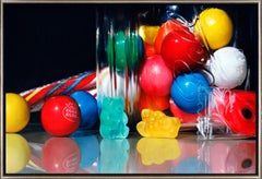 Realistisches Candy-Stillleben in leuchtenden Farben und Nostalgie-Gefühl, „Gummy Bear Down“