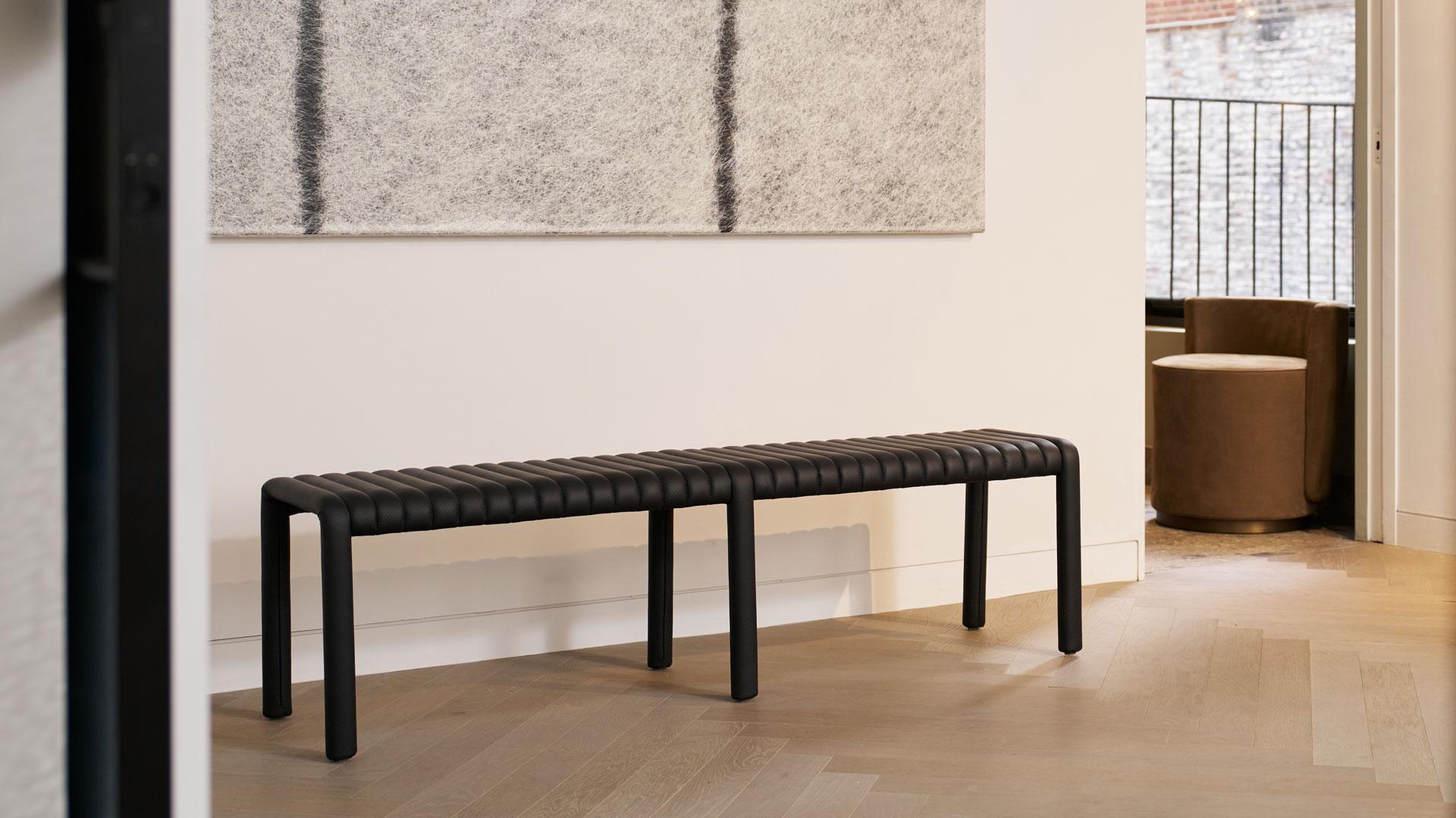 Banc Alexander Street de Philippe Malouin en cuir perforé en vente 2