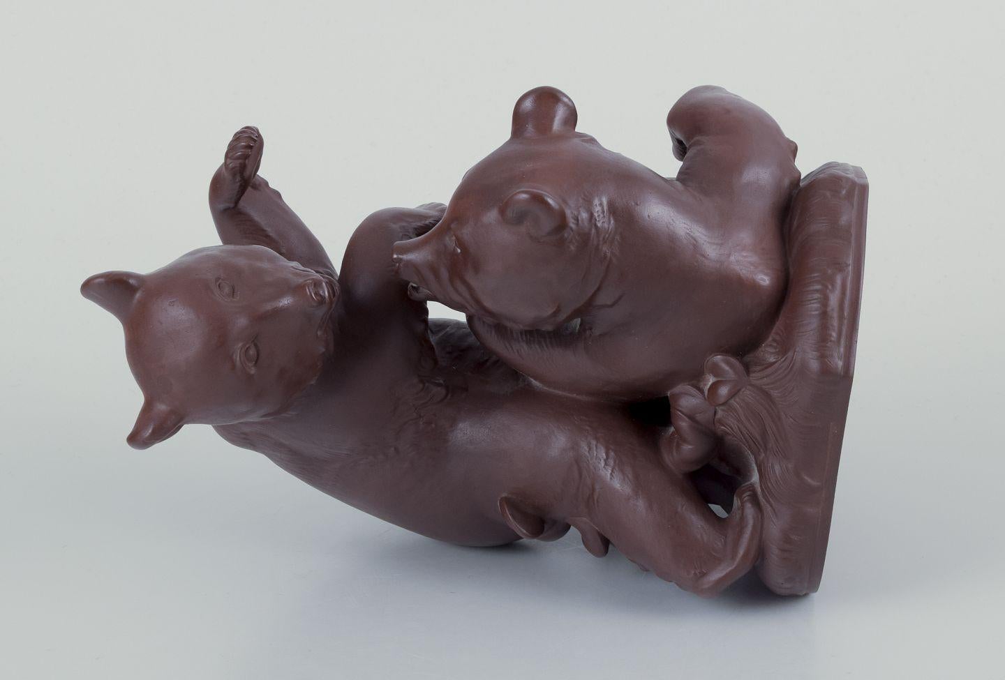 XX secolo Alexander Struck, Meissen Böttger Steinzeug. Figura in gres di orsi che giocano in vendita
