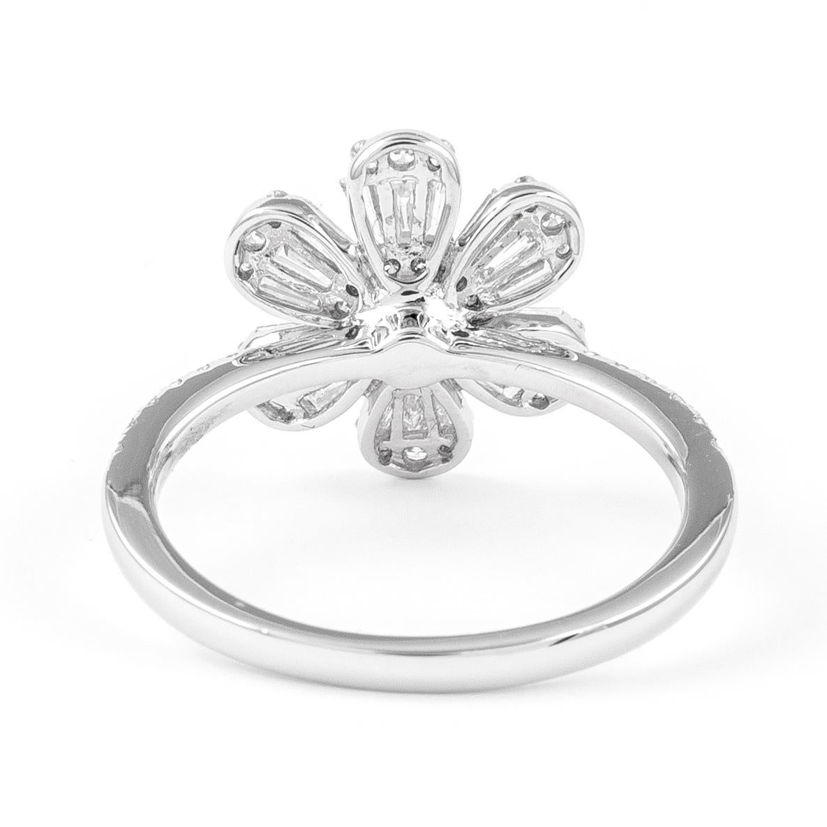 Alexander Tapered Baguette Diamant Floral Ring 18k Weißgold im Zustand „Neu“ in BEVERLY HILLS, CA