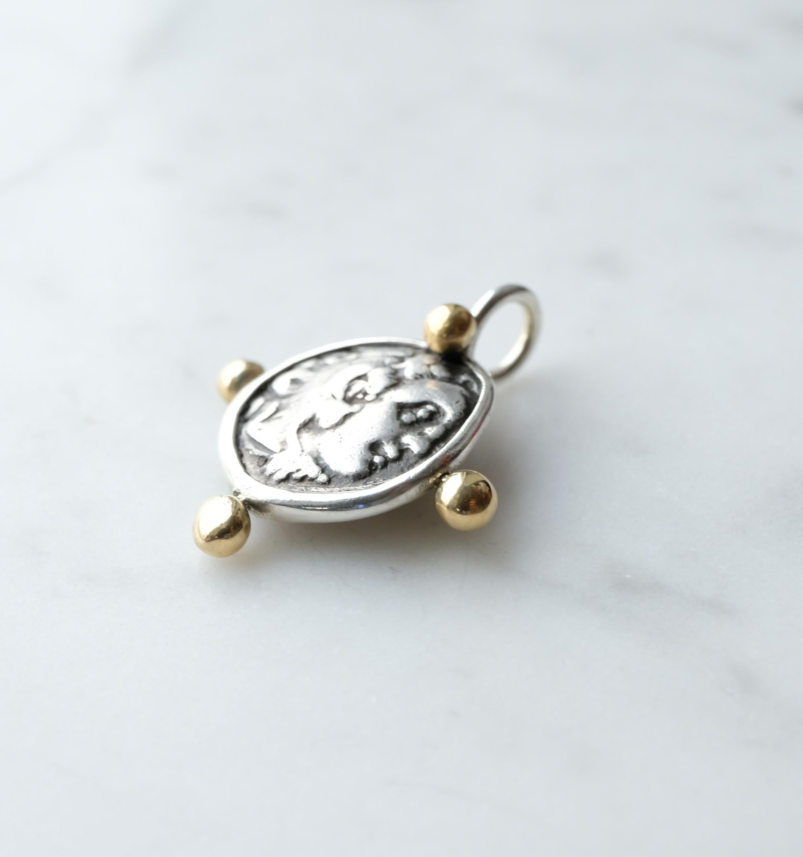 Moneta straordinaria con grandi immagini di Ercole e Zeus. Il ciondolo misura circa 18 mm di larghezza e circa 23 mm dalla parte superiore della cauzione alla parte inferiore della moneta. L'unica moneta simile che ho trovato su Etsy (incastonata