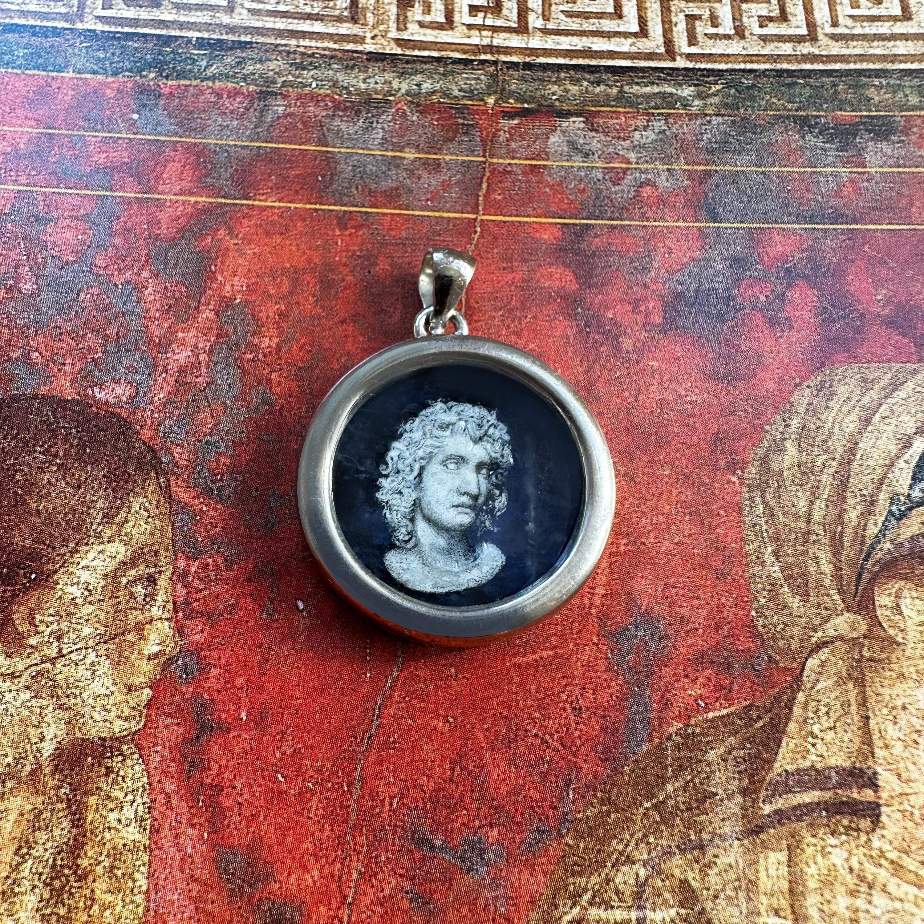 Questo ciondolo presenta un'immagine di Alexander il Grande dipinta a mano, abilmente realizzata dall'artista Tommaso Rossi su Lapislazzuli. L'opera d'arte è incastonata in argento massiccio, fondendo la grandezza storica con l'alta gioielleria. Le