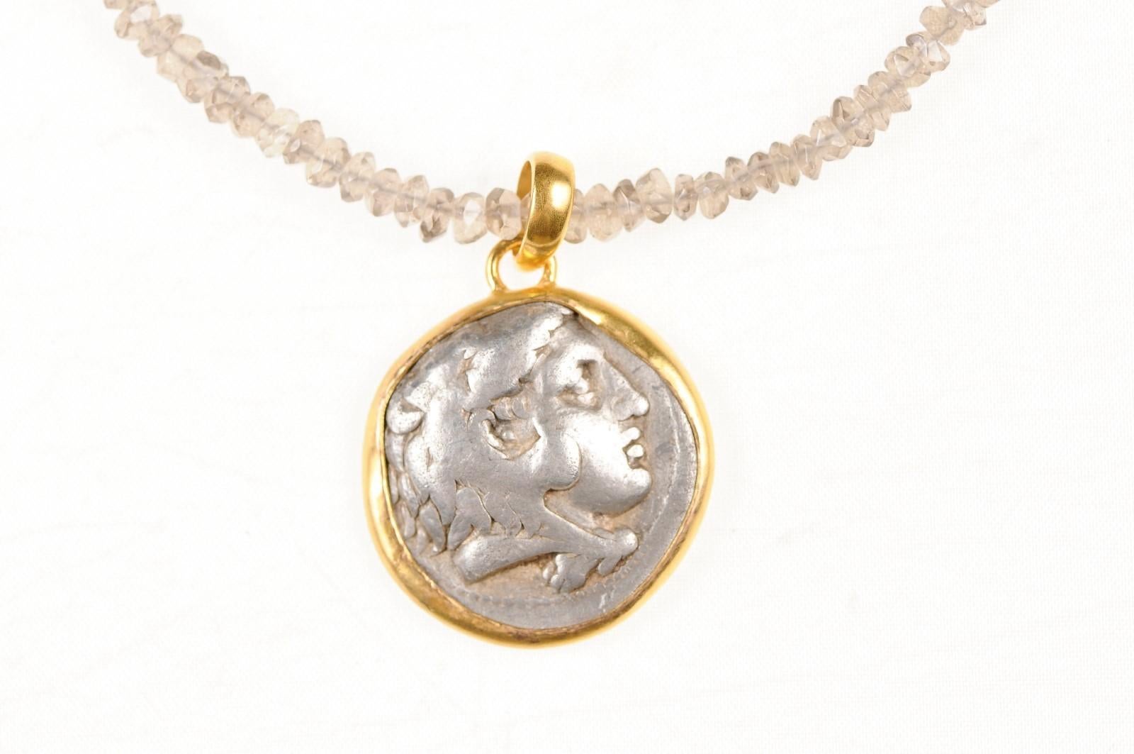 Eine authentische griechische Alexander der Große, Königreich Makedonien, Silber Tetradrachme Münze (ca. 336 - 323 v. Chr.). Diese antike griechische Münze wurde in eine 22-karätige Goldlünette mit 22-karätigem Goldbügel eingefasst. Die Vorderseite