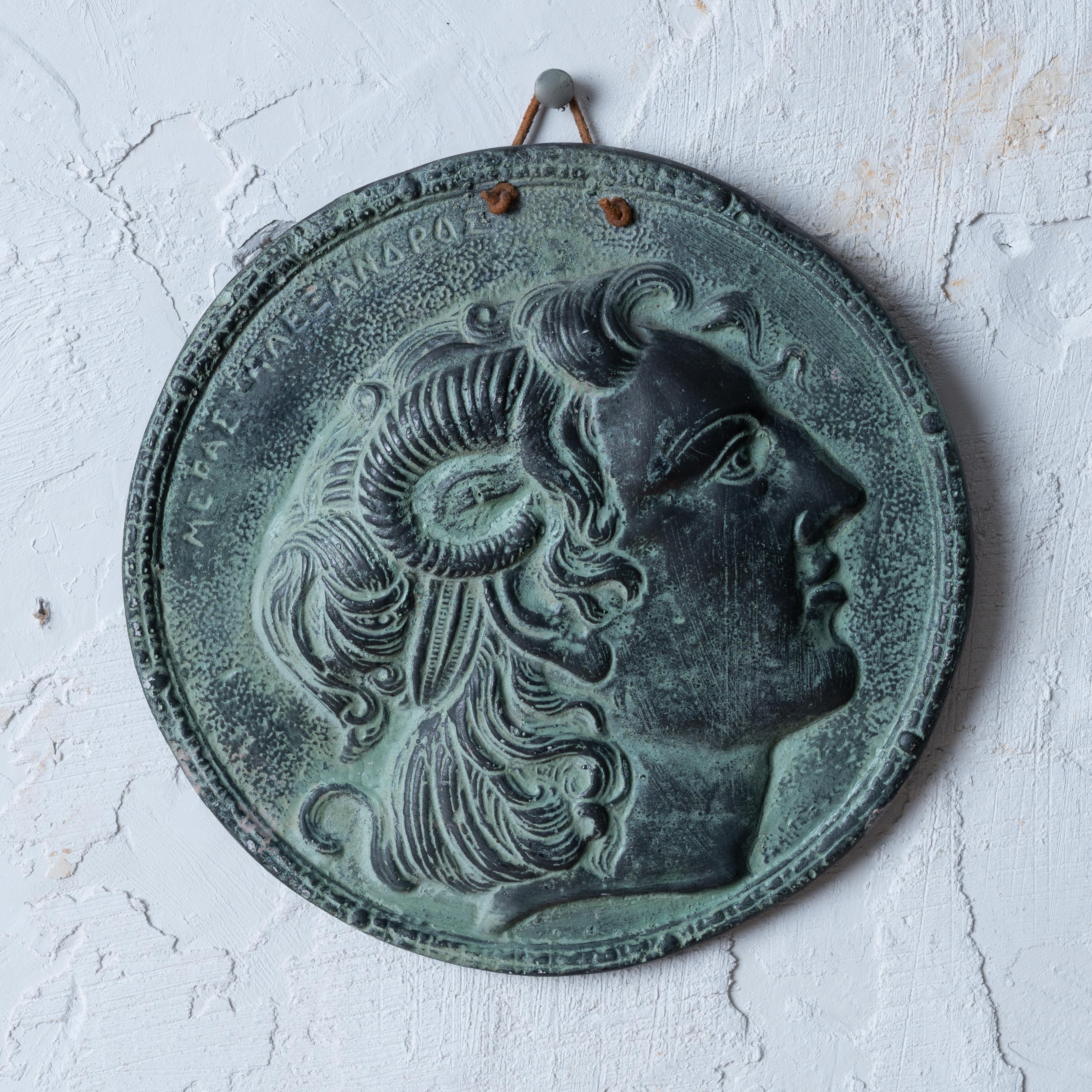 Souvenir-Gipsrelief aus patinierter Bronze mit der Darstellung Alexanders des Großen, 1960er Jahre



7 ½ Zoll breit und 1 Zoll tief



Insgesamt guter Zustand.