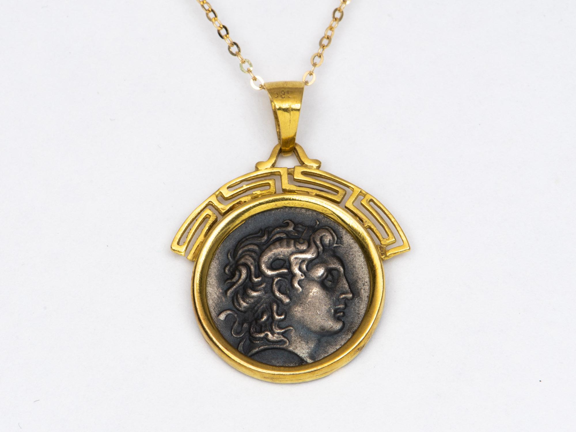 Pendentif médaillon « Alexander the Great Silver Coin » en or 14 carats avec clé grecque V1094 en vente 2